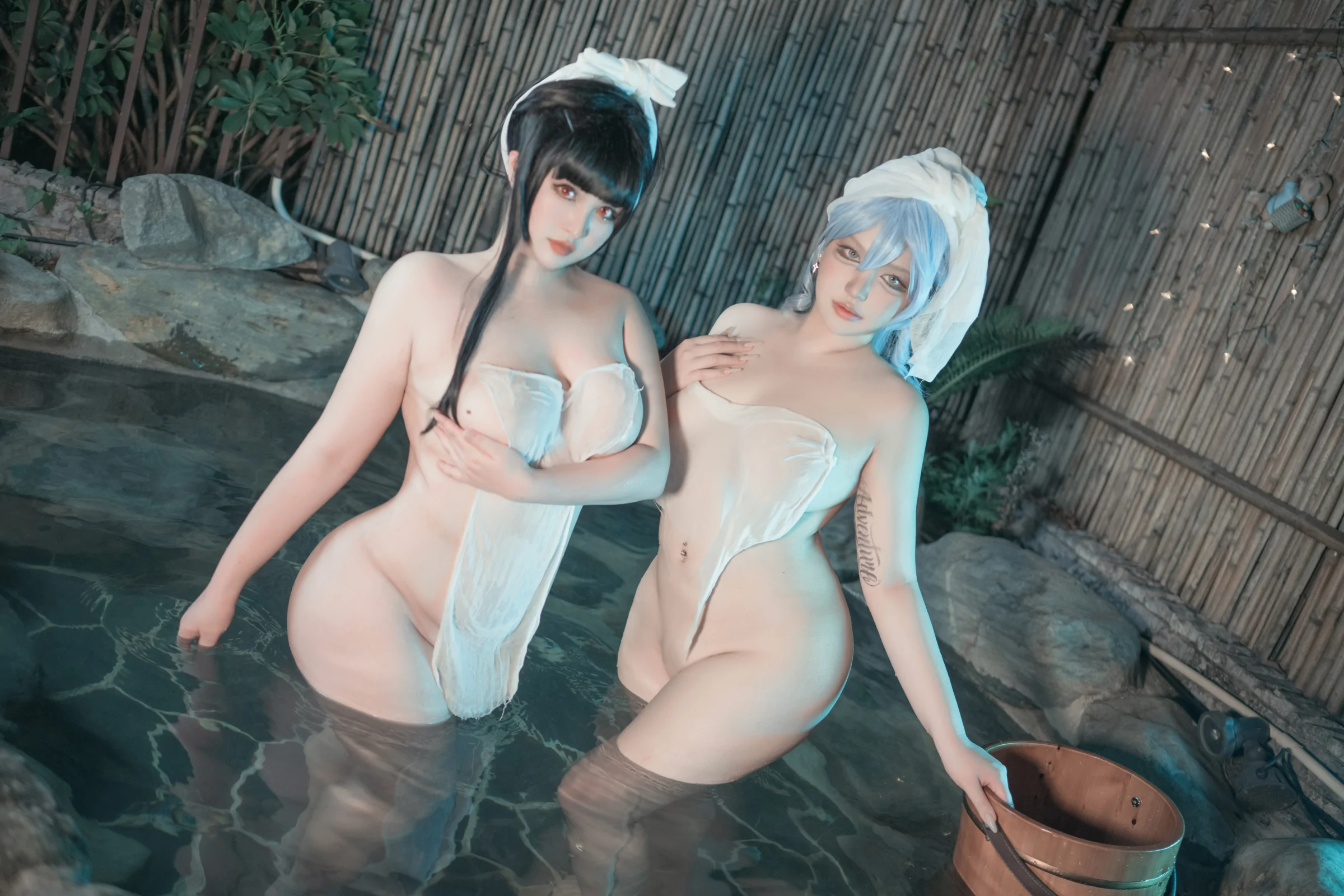 动漫美女被袭胸比基尼图片