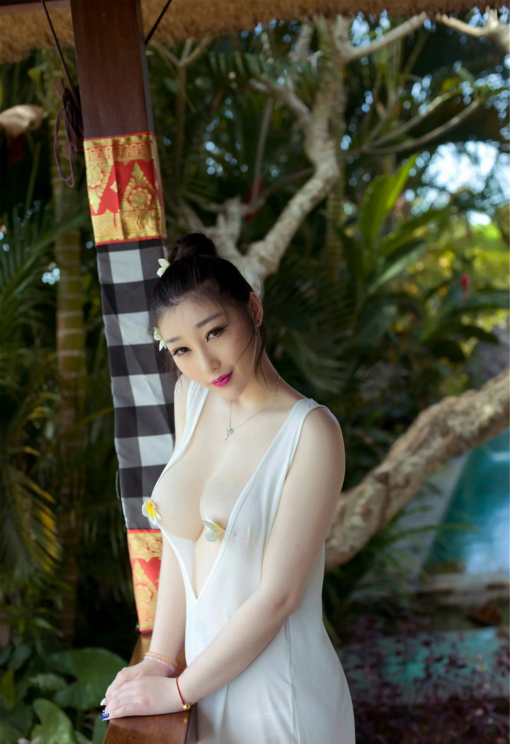 [ROSI写真] 桃色翘臀美女空姐酒店黑丝大胆诱人姿态