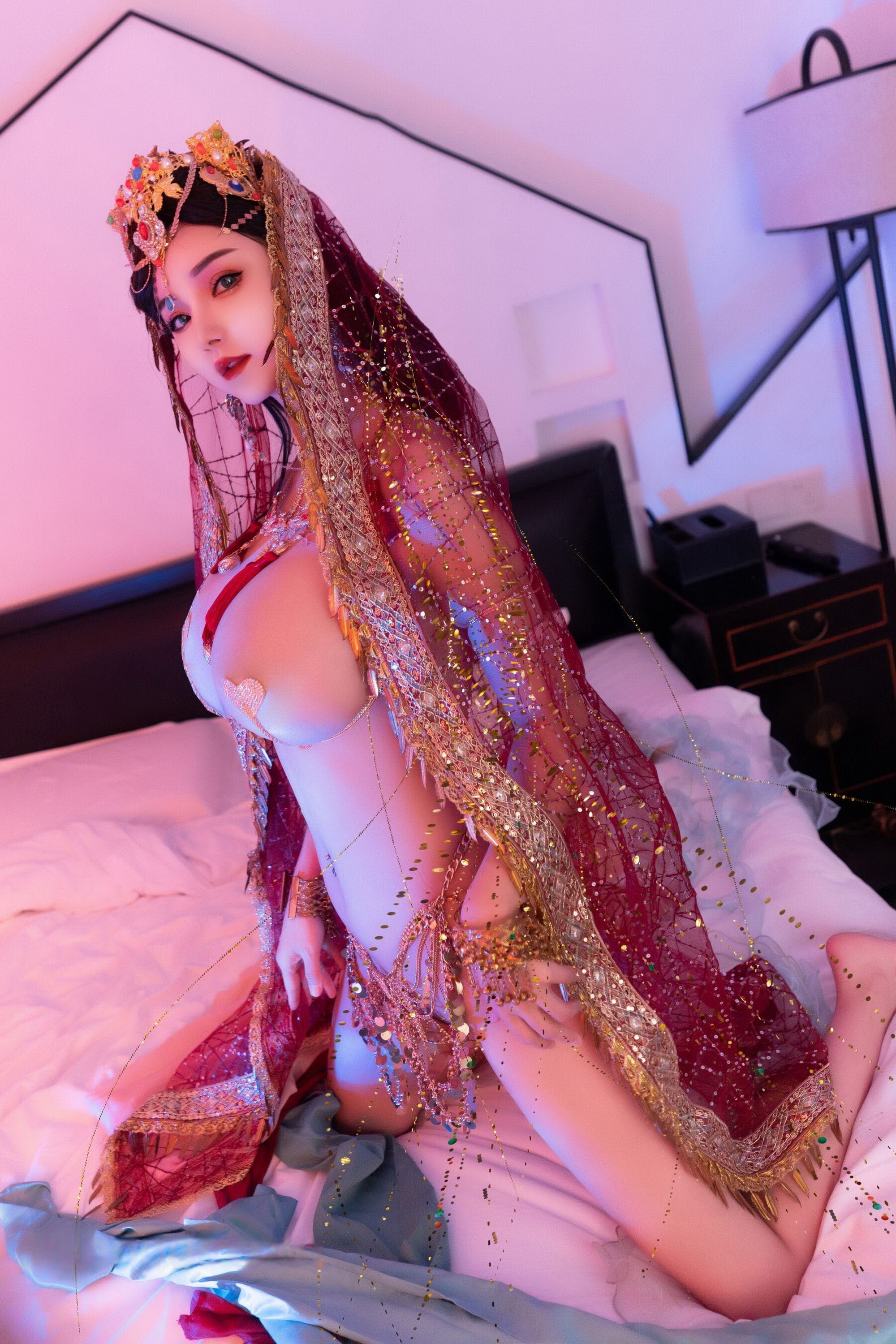 丰满裸胸美女徐微微巨大嫩乳露100%奶头的美女图片