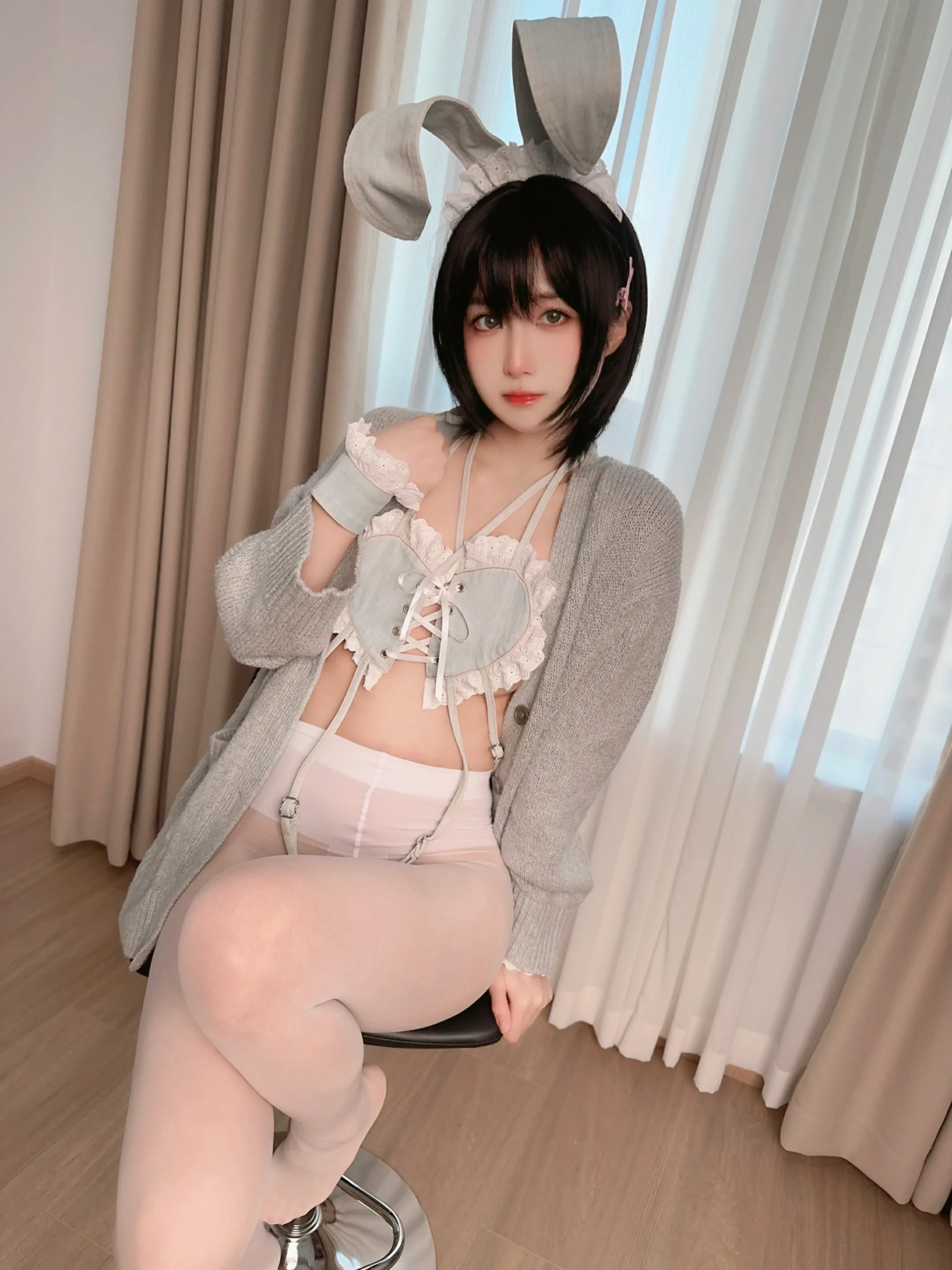 大胸模特妲己下体全裸露禁区浴室泡泡屁沟自慰图片