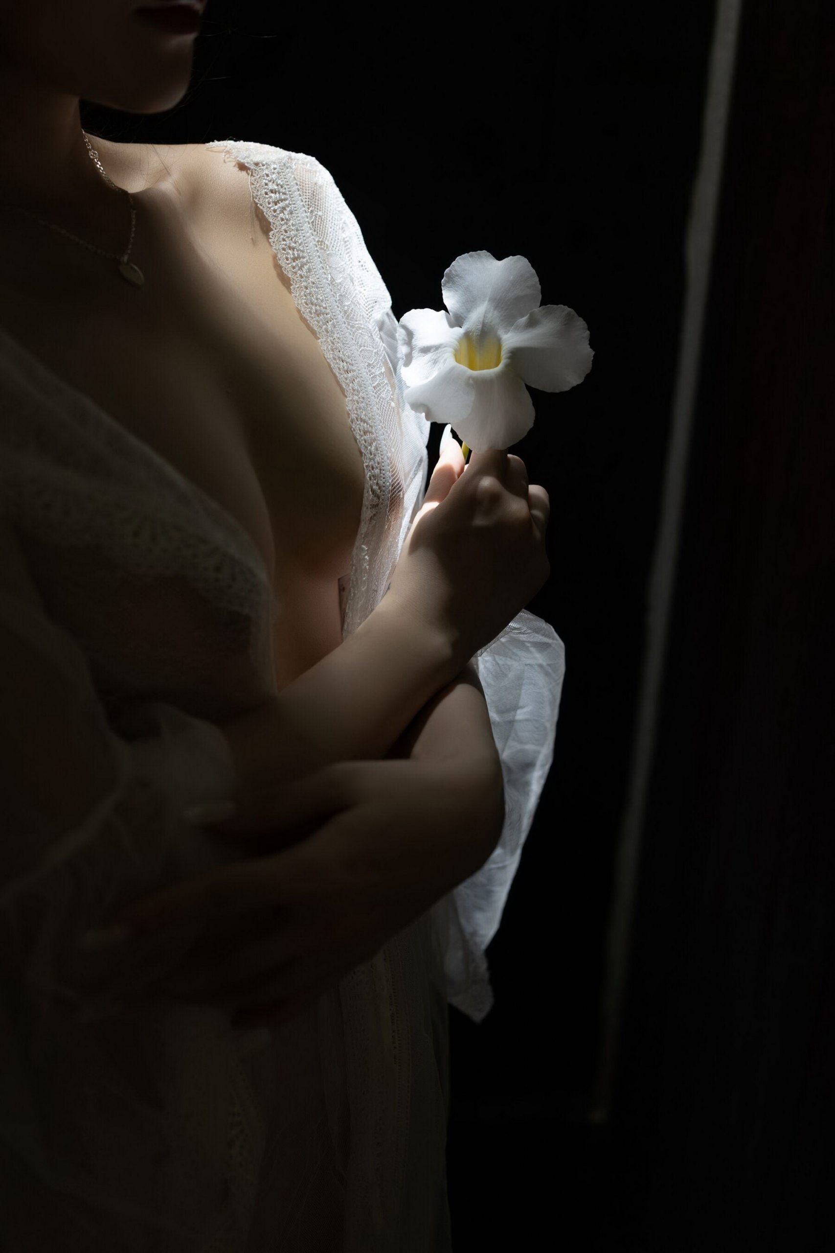 美女被虐吸奶动态图片