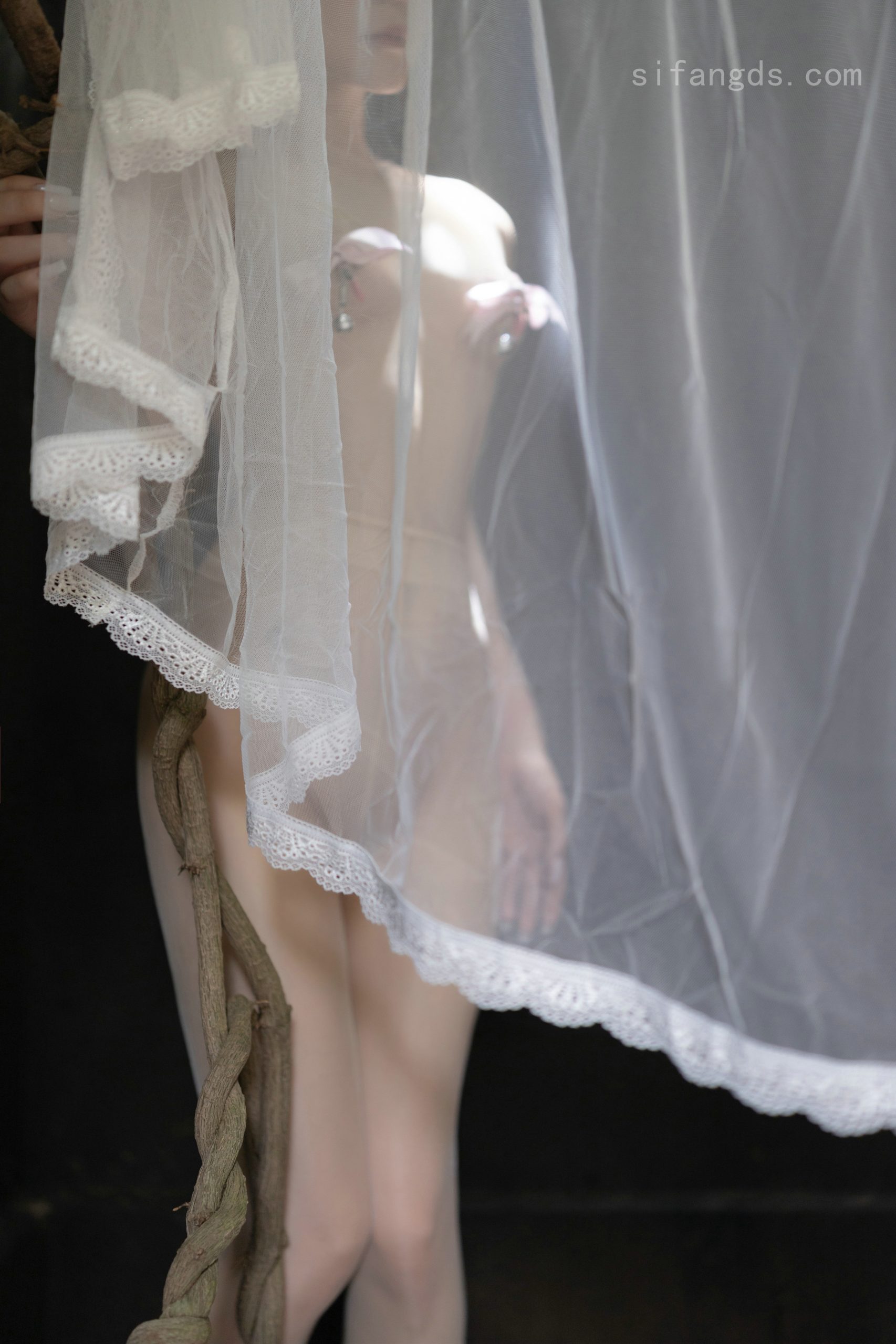 [污污污18禁图片]迷人尤物姐妹花香艳满屋女性人体艺术写真(20)