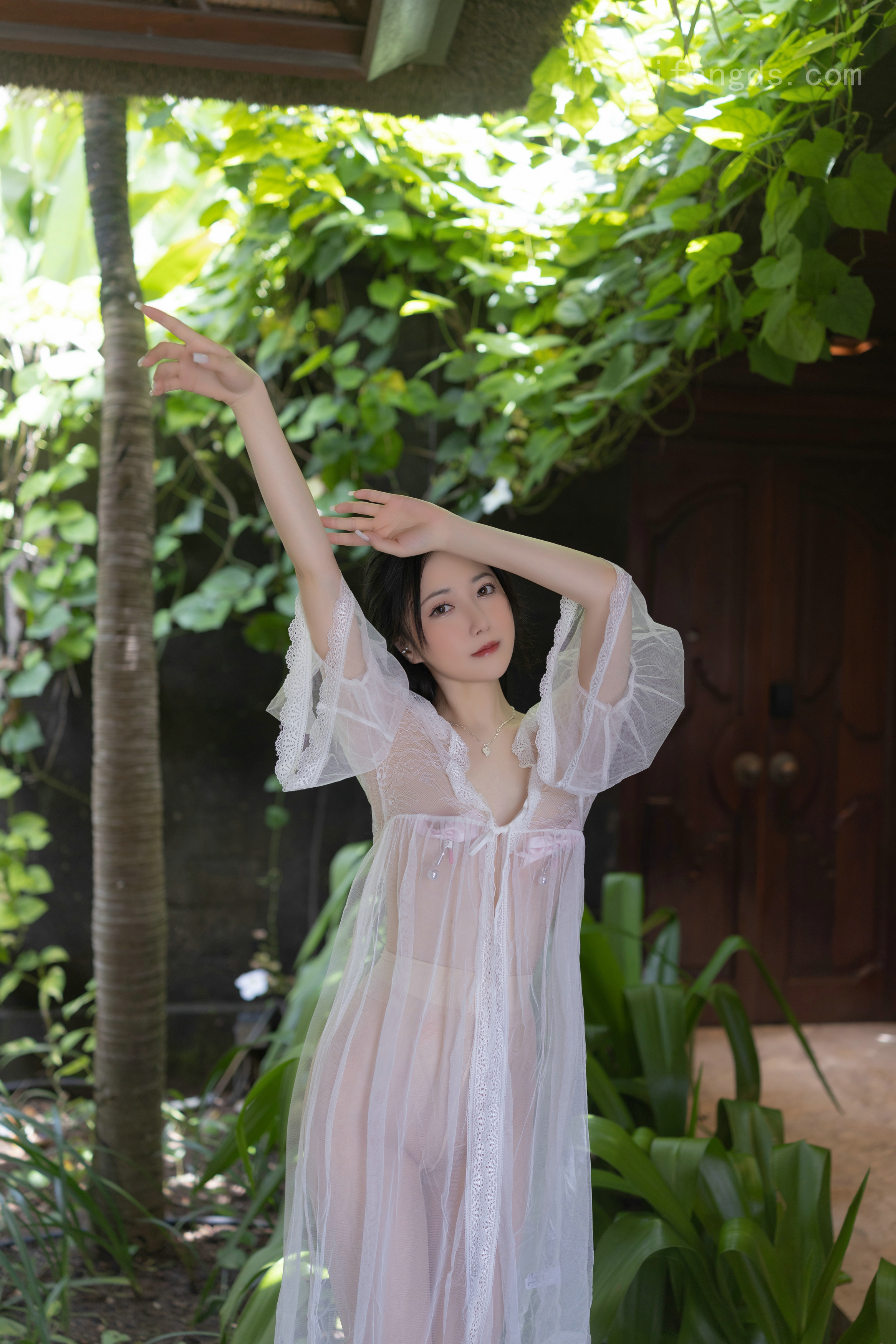 很黄很色的美女揉胸动态图 - 直播抽插美女嫩穴