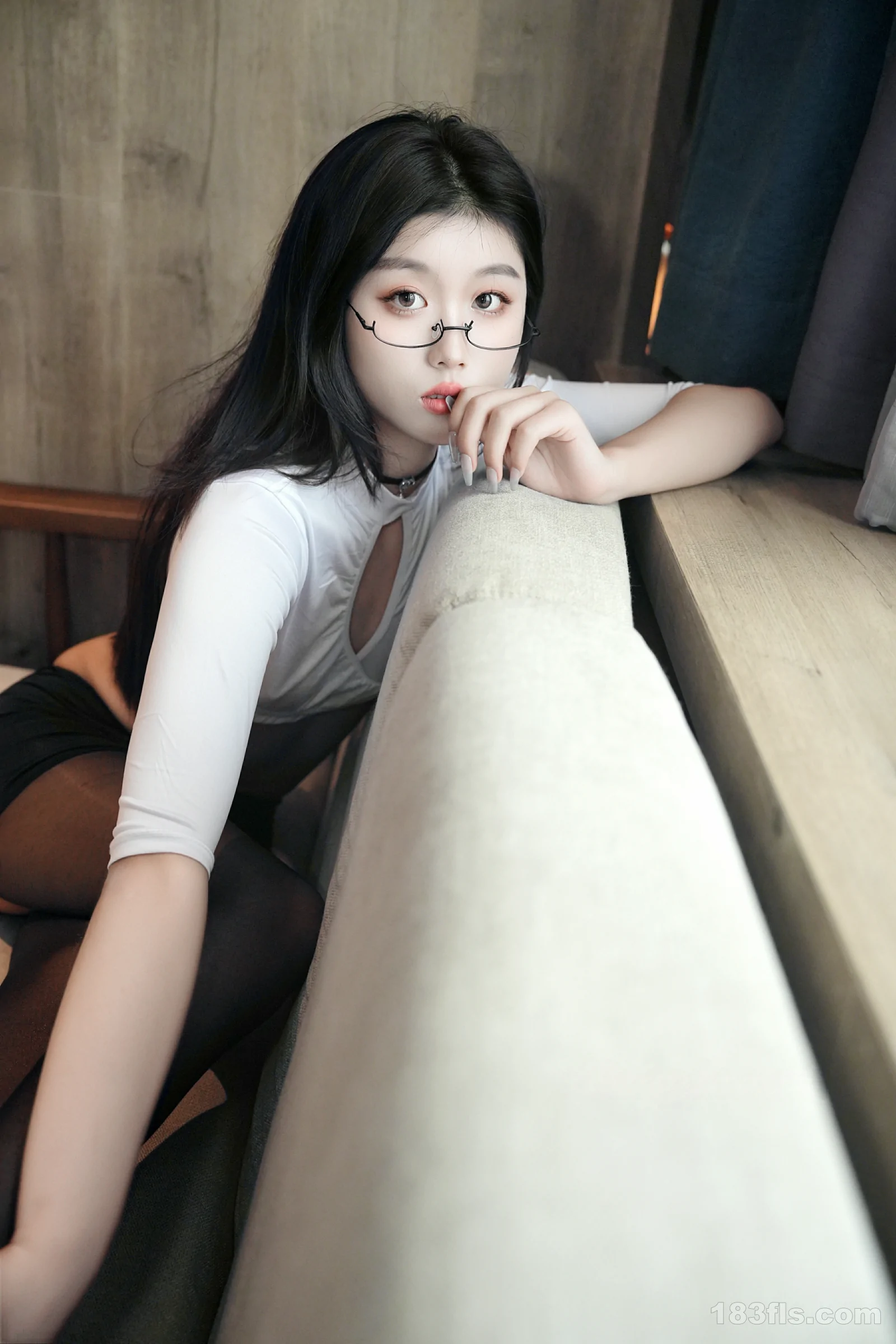 [ROSI写真] 黑丝玉腿迷人美眉高清私房套图