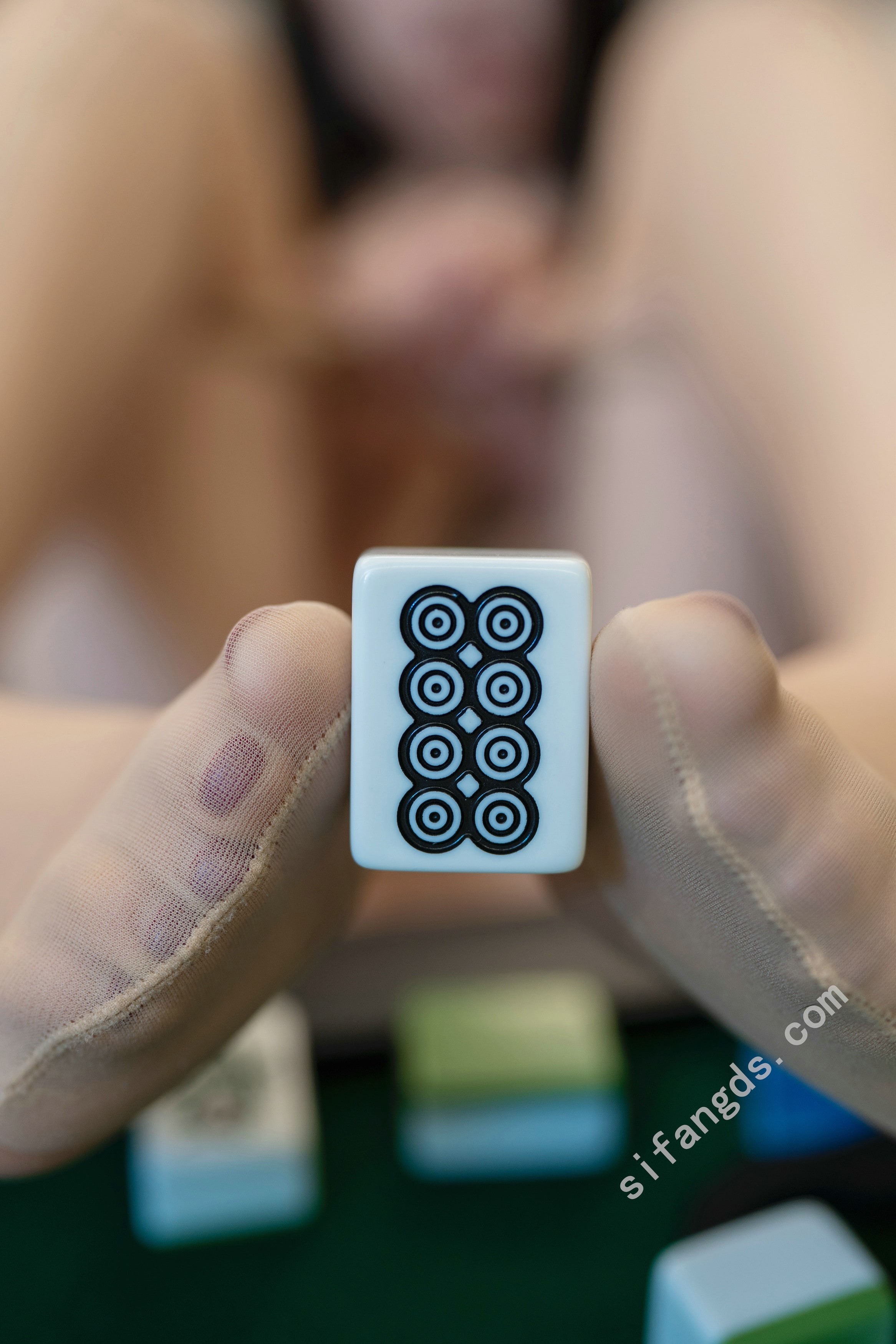 紧身牛仔裤美女完美翘臀漂亮迷人写真