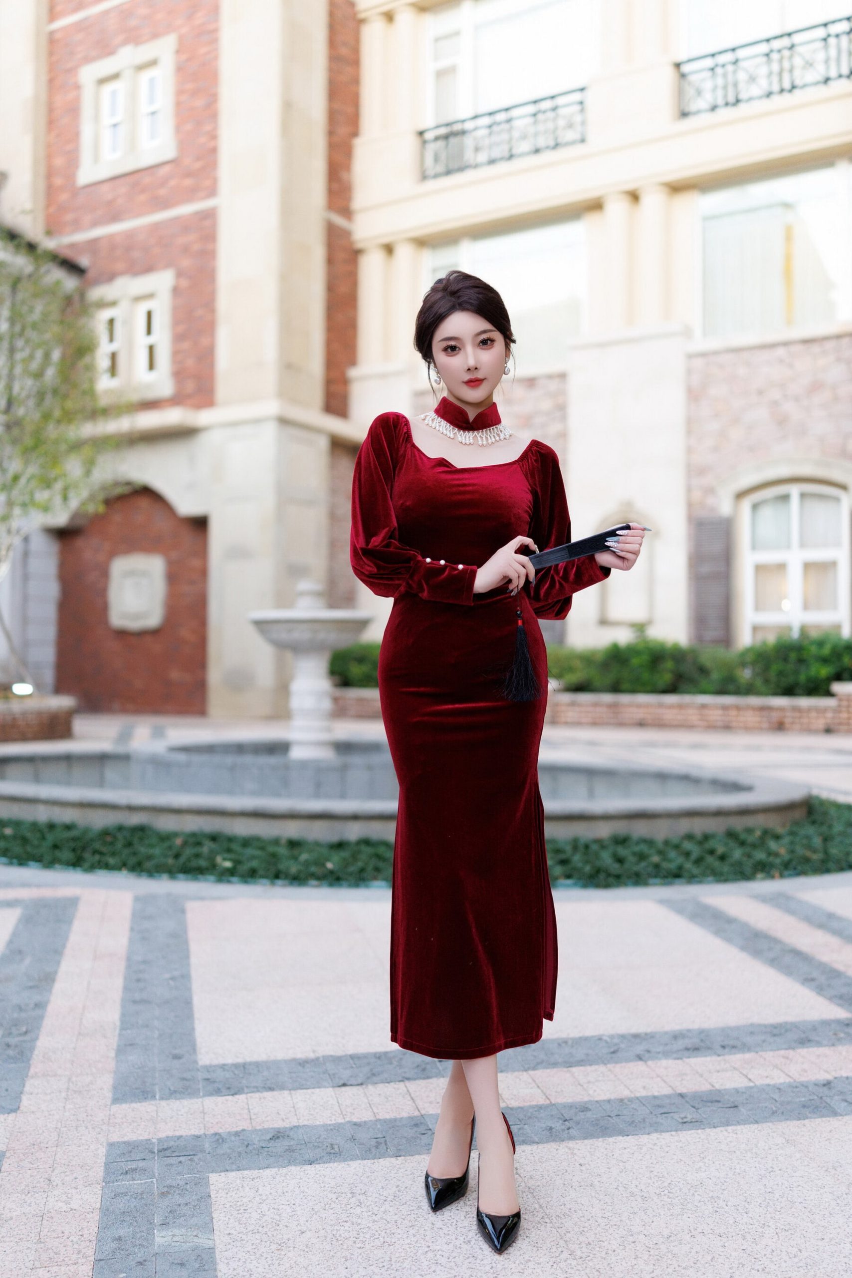 美女模特一薰撩衣自摸裸露阴部诱惑高清写真