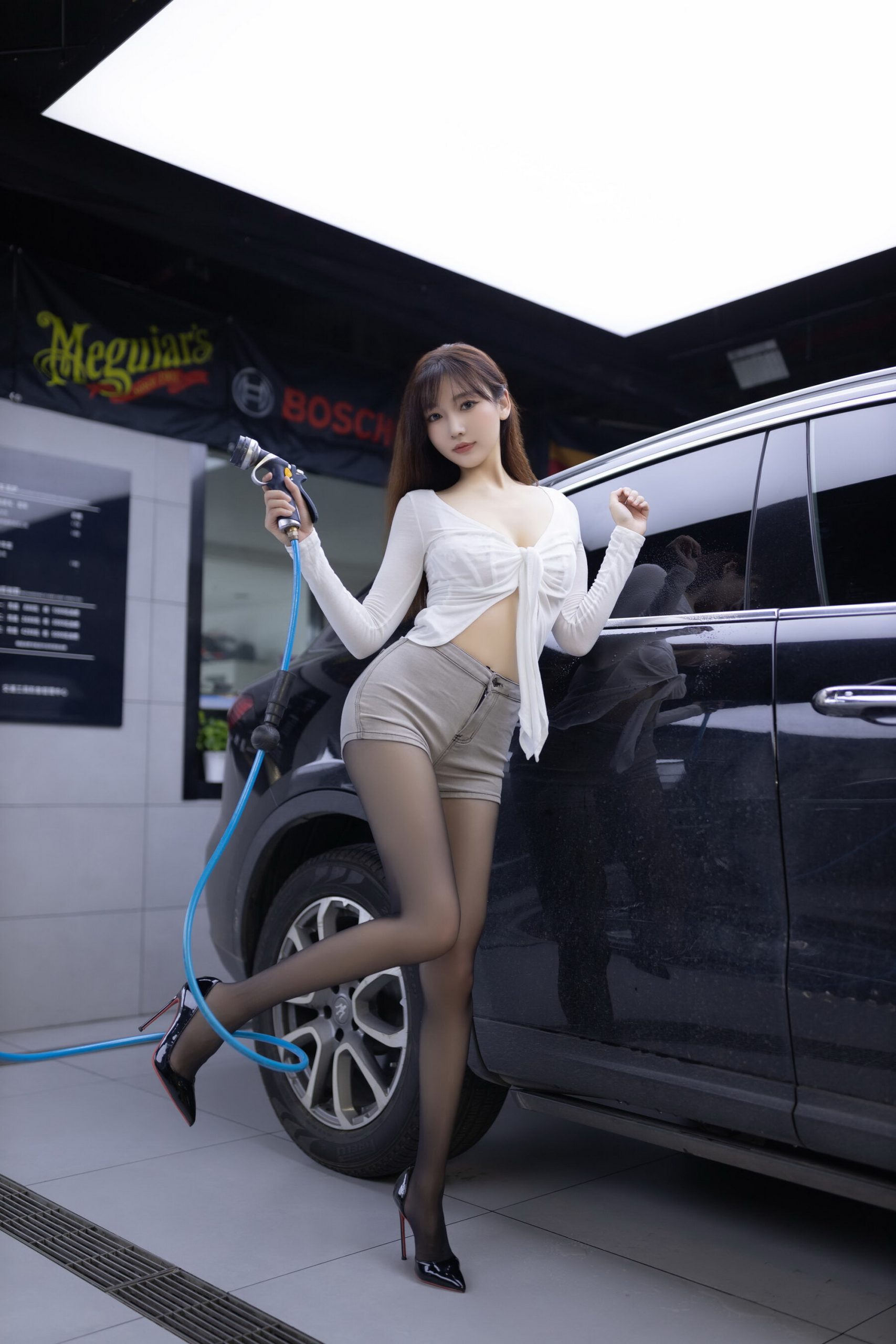 街拍白色紧身裤美臀MM - 白絲小仙女