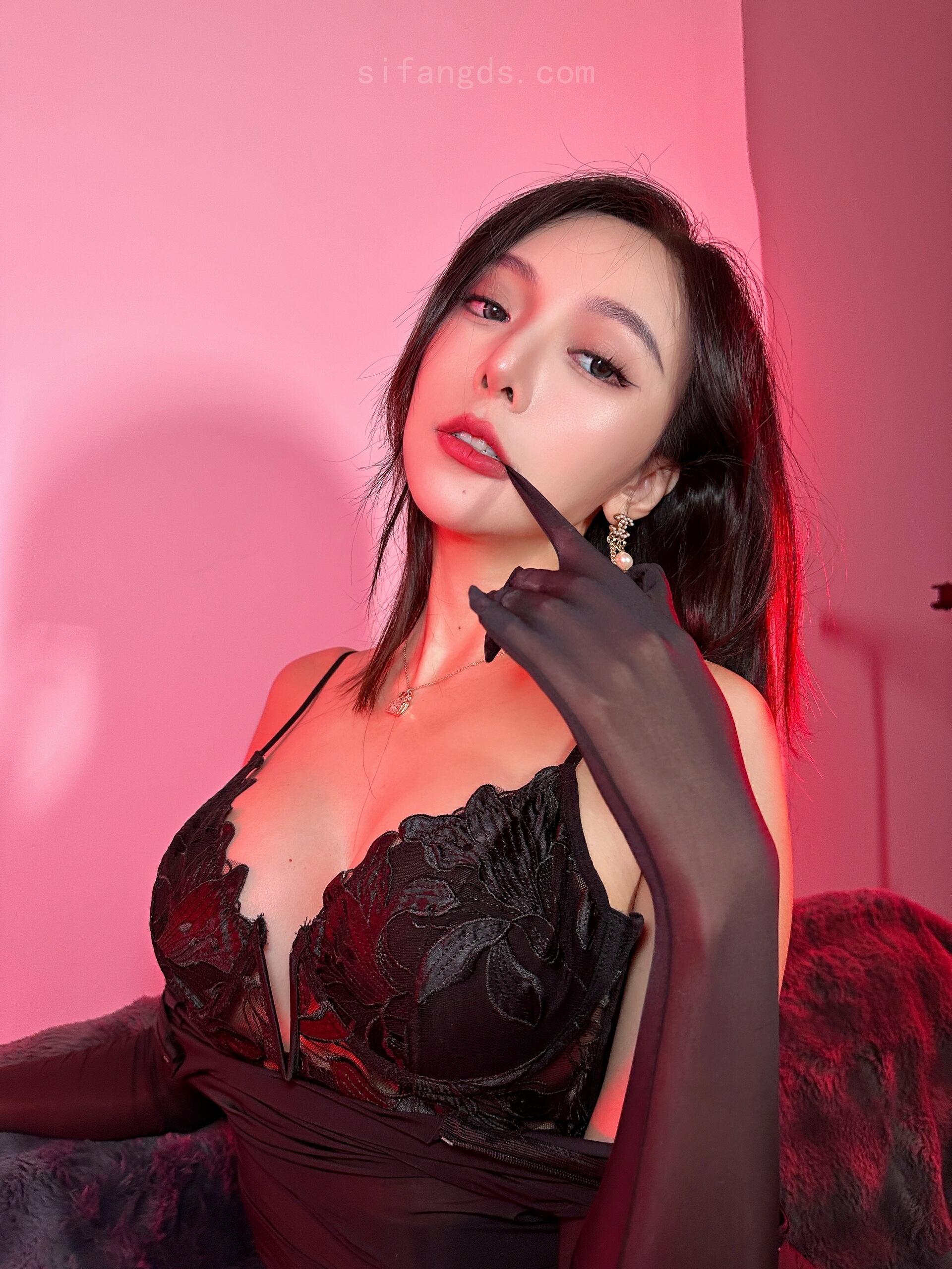 天空人体艺术软萌可爱学生妹点点大尺度裸胸照片