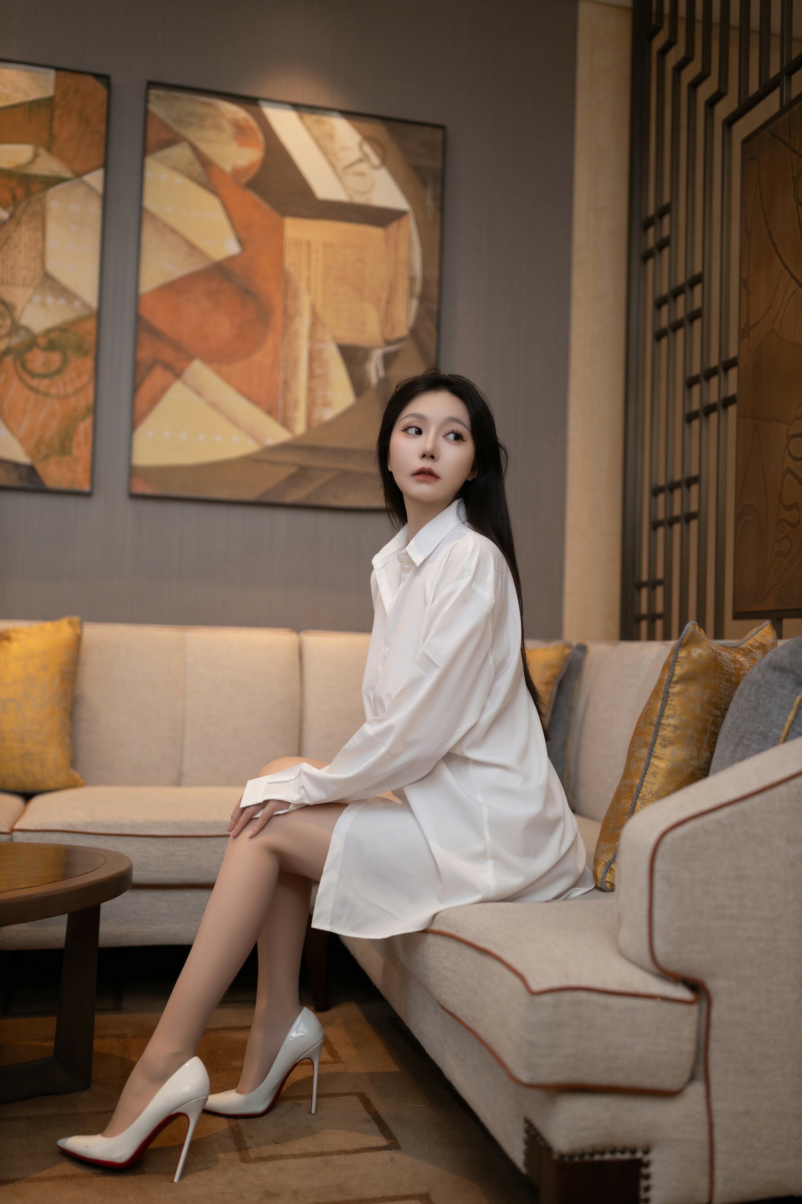 街拍性感超短裙美眉打底裤都露出来啦 - 混混闯入女子家里轮流强奸