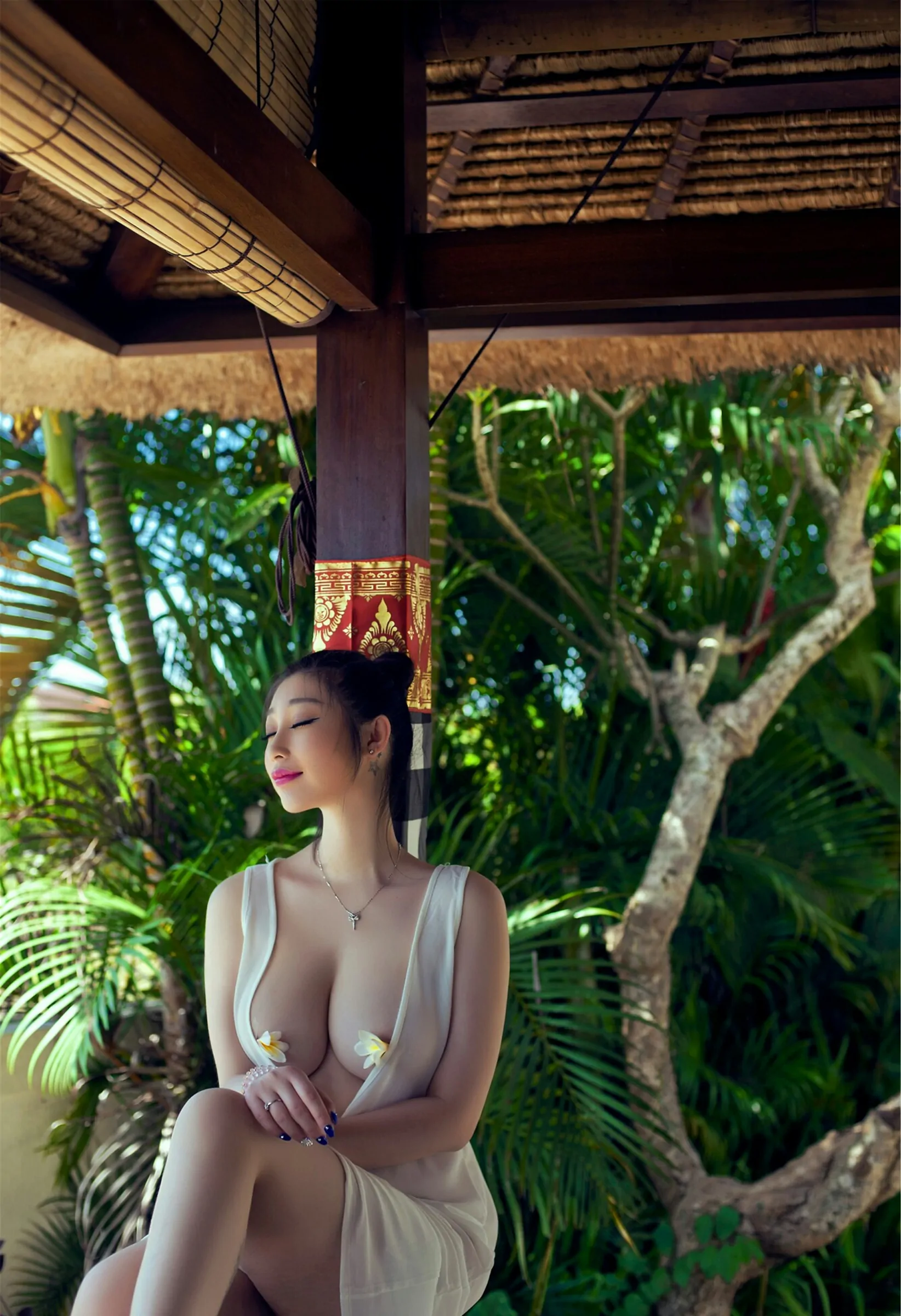 亚洲撩人嫩模徐微微全裸真人女性露p毛的高清图片(30)