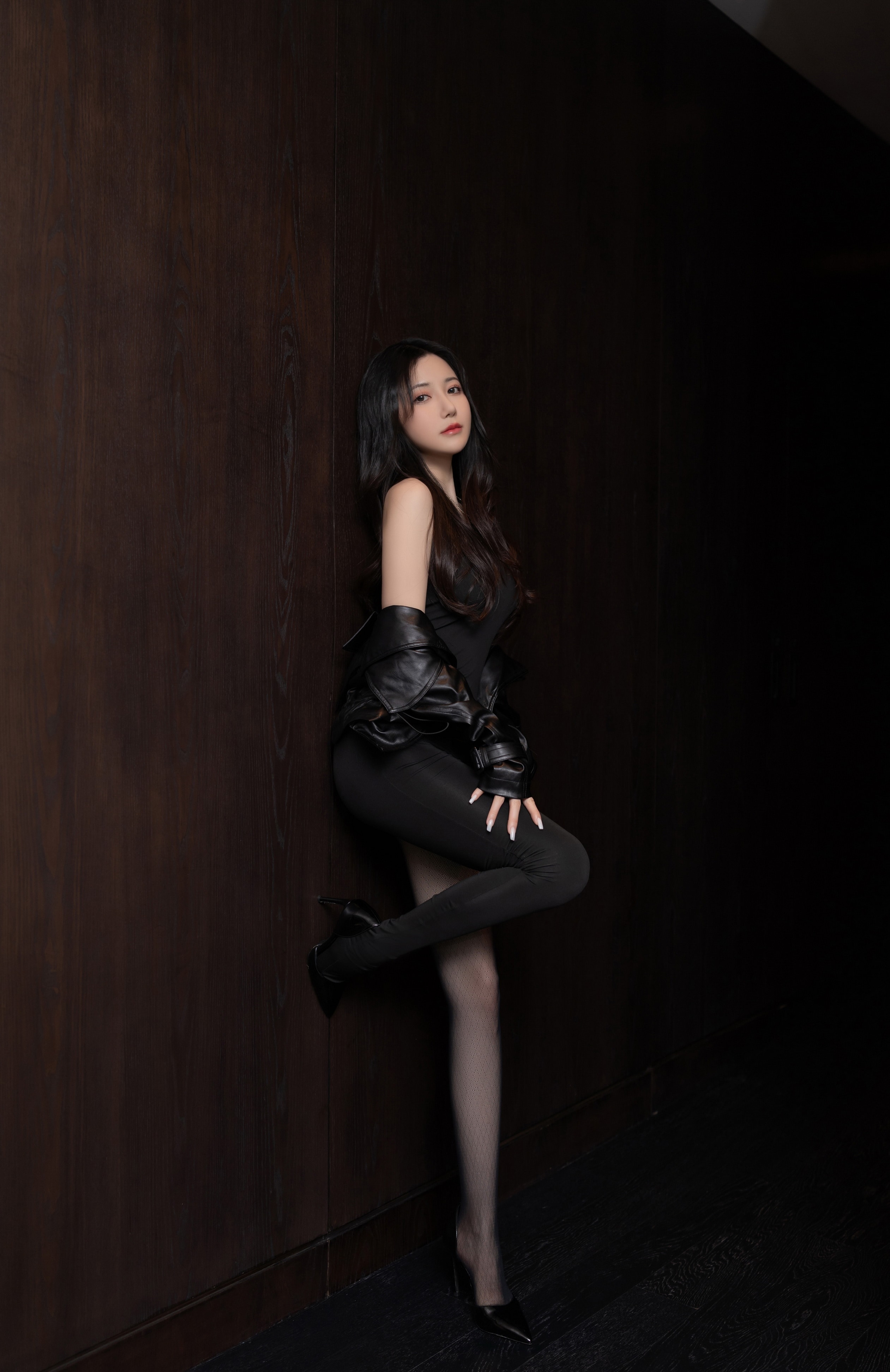 丰满诱人美女王俪丁透明内衣奶头无内大长腿写真