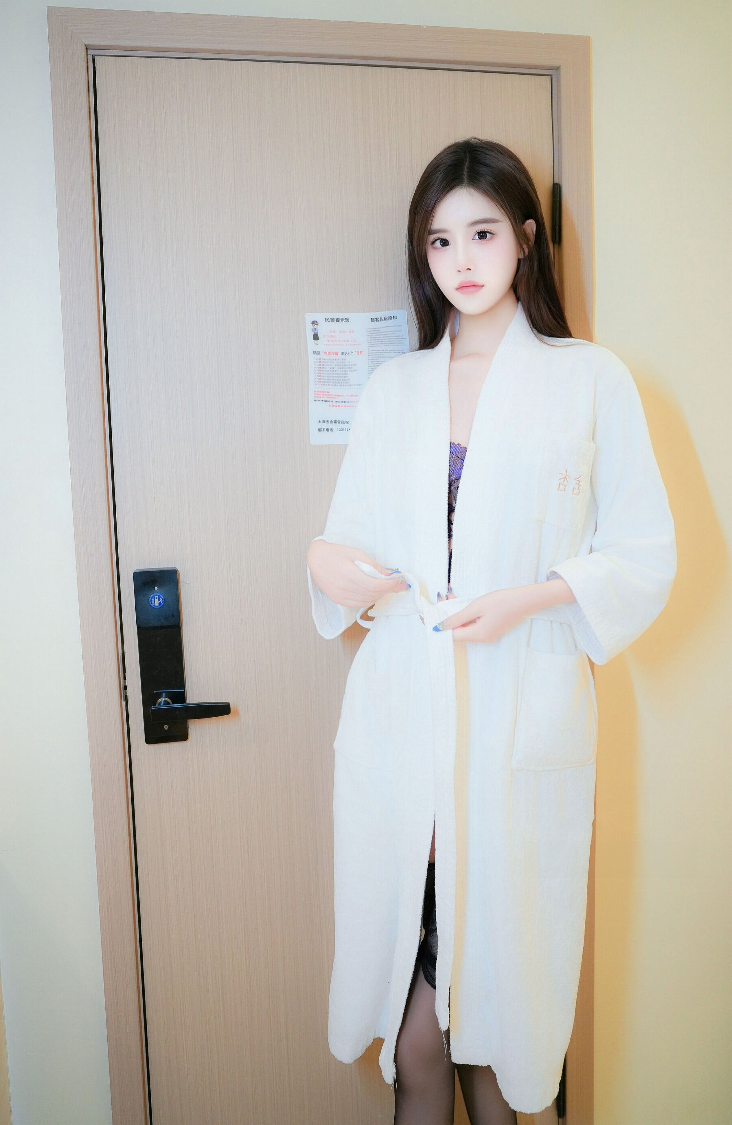 裸体美女艾小青花瓣遮奶气球挡阴赤裸露私密部位图片