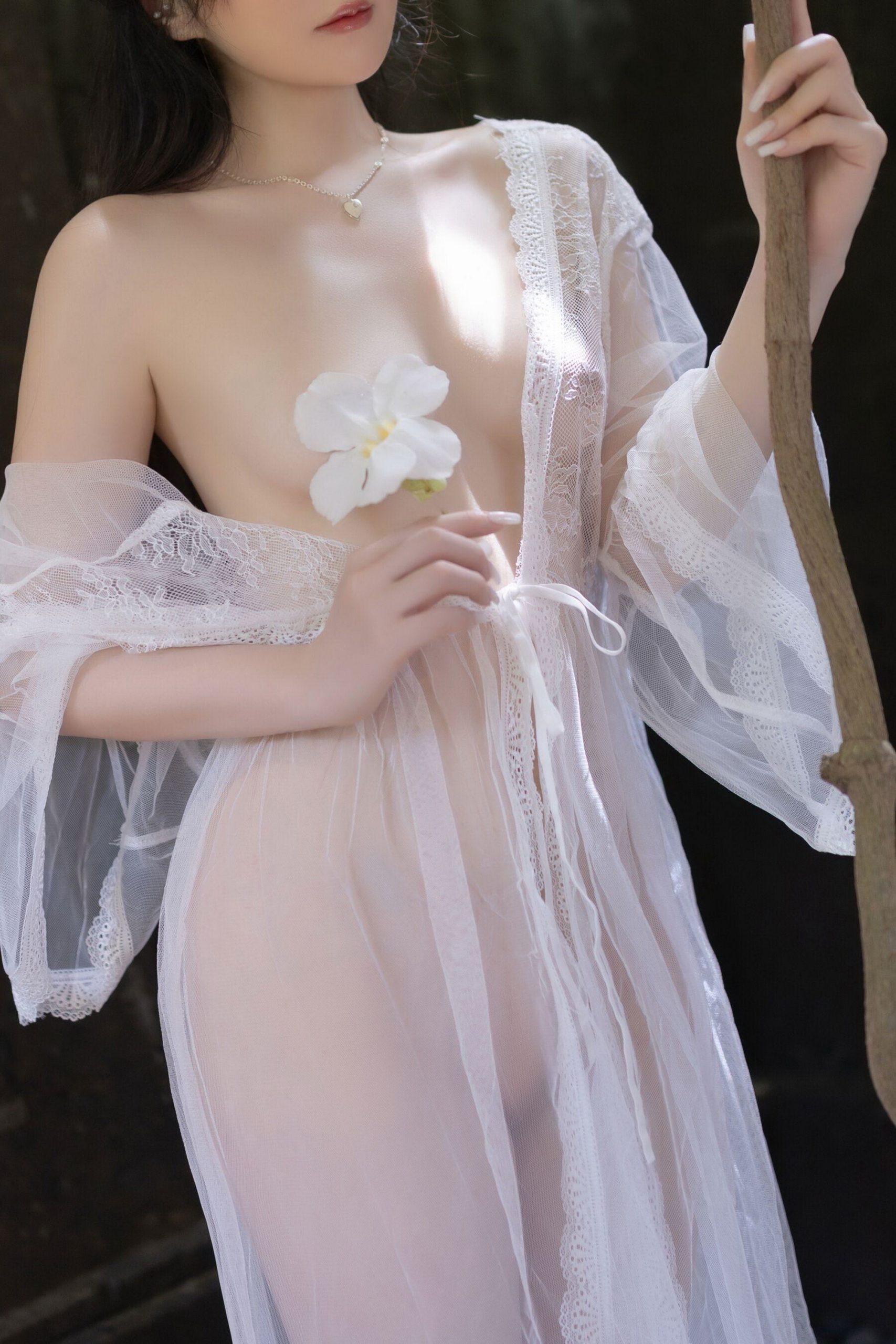 丁字裤美臀美女小热巴赤裸全身无内裤女图片(40)