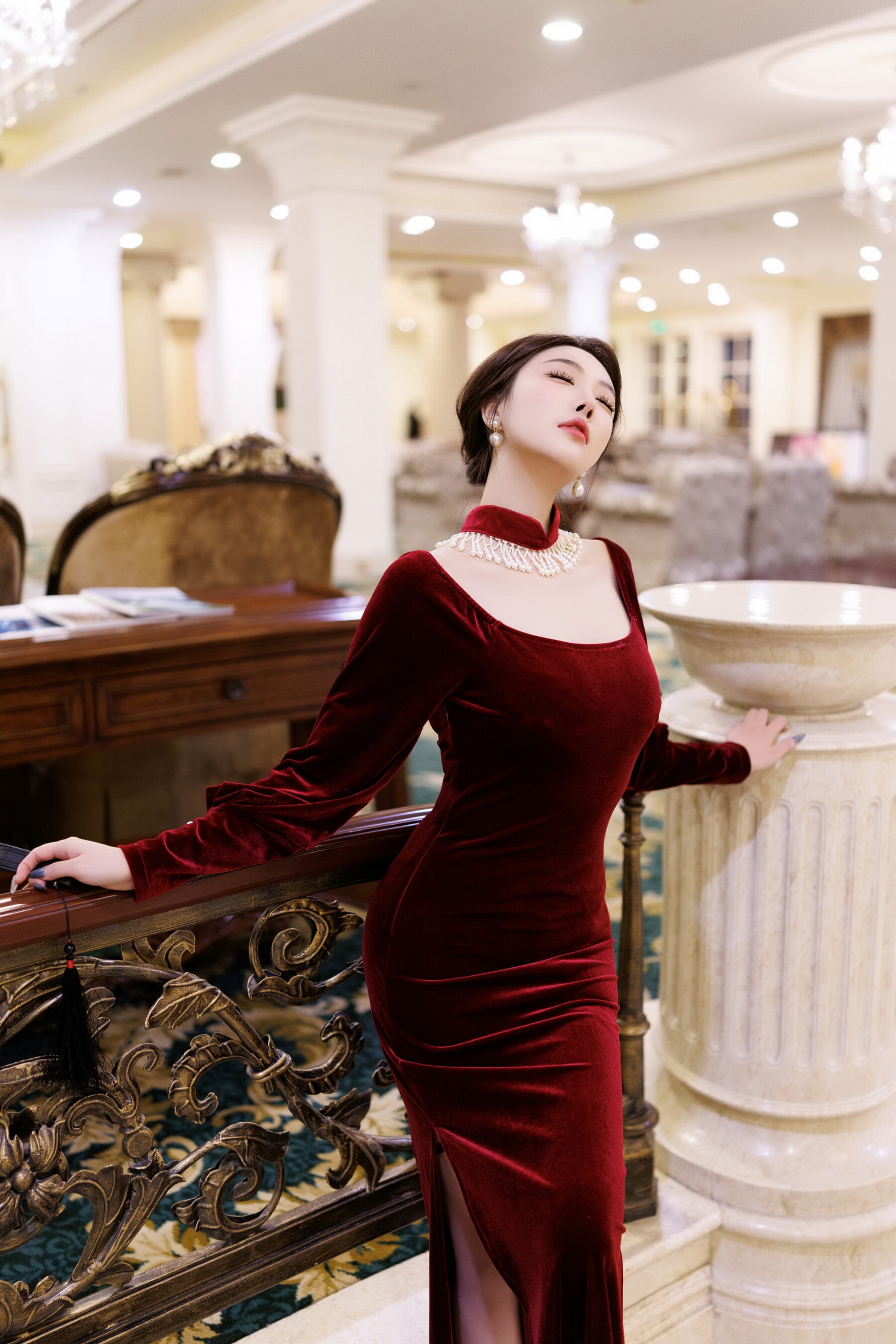 丰满诱人美女王俪丁透明内衣奶头无内大长腿写真