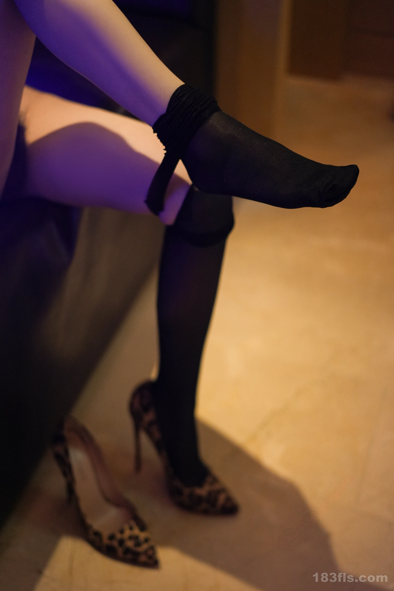 名器尤物短发美妇陈圆圆污到下面滴水的裸胸人体图