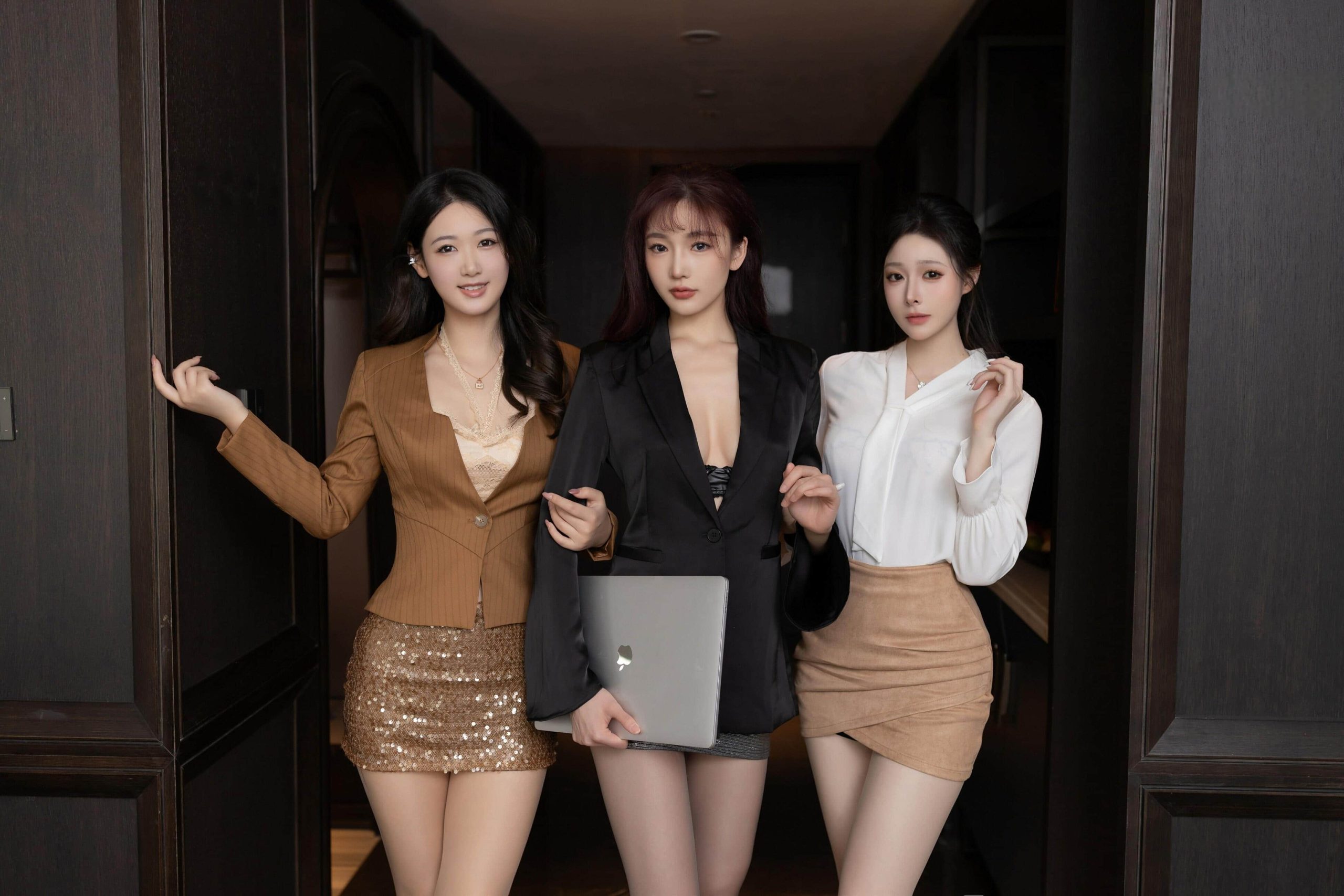 名器尤物短发美妇陈圆圆污到下面滴水的裸胸人体图