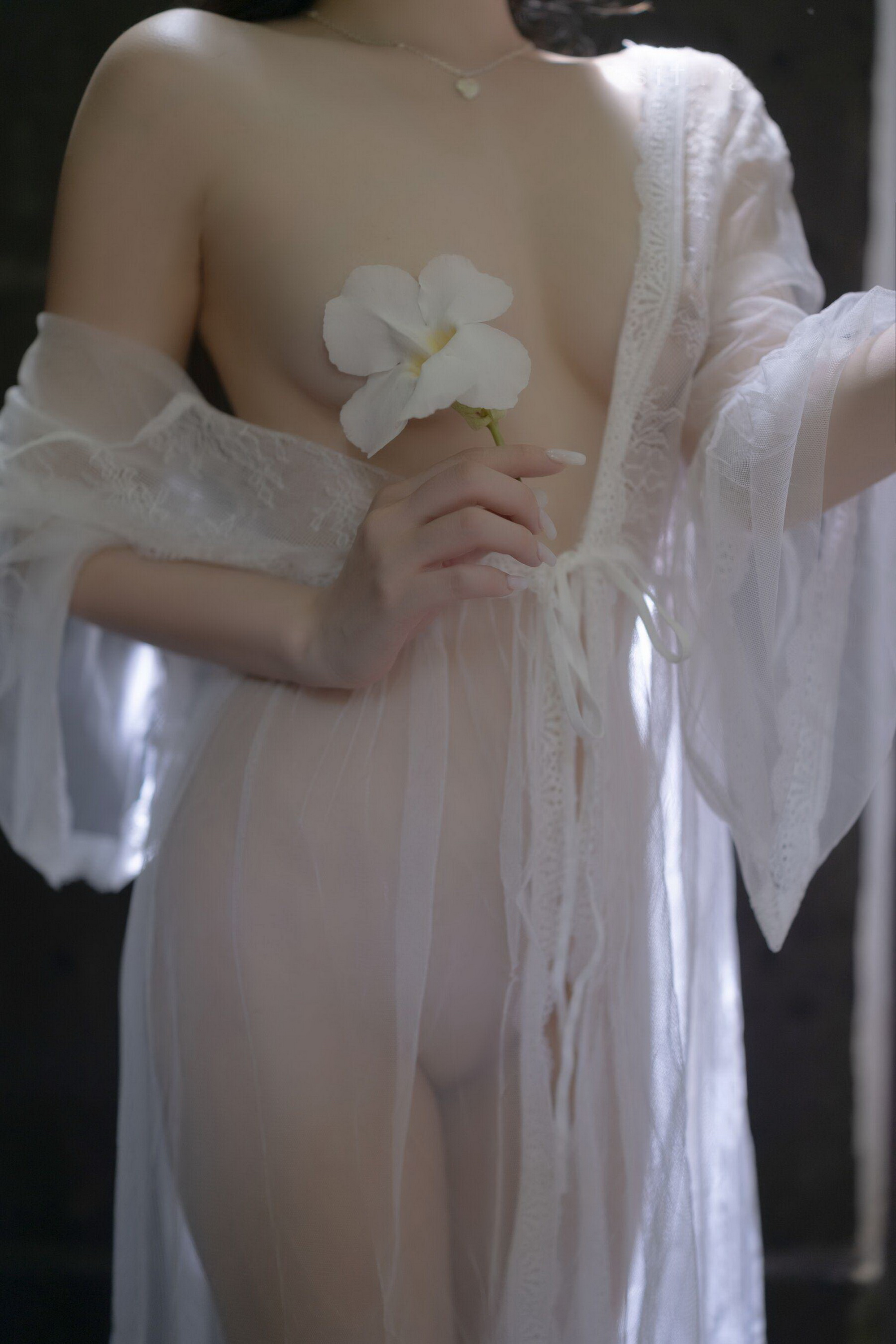 爱上人体模特美女李可可巨乳裸露私密部位黄图