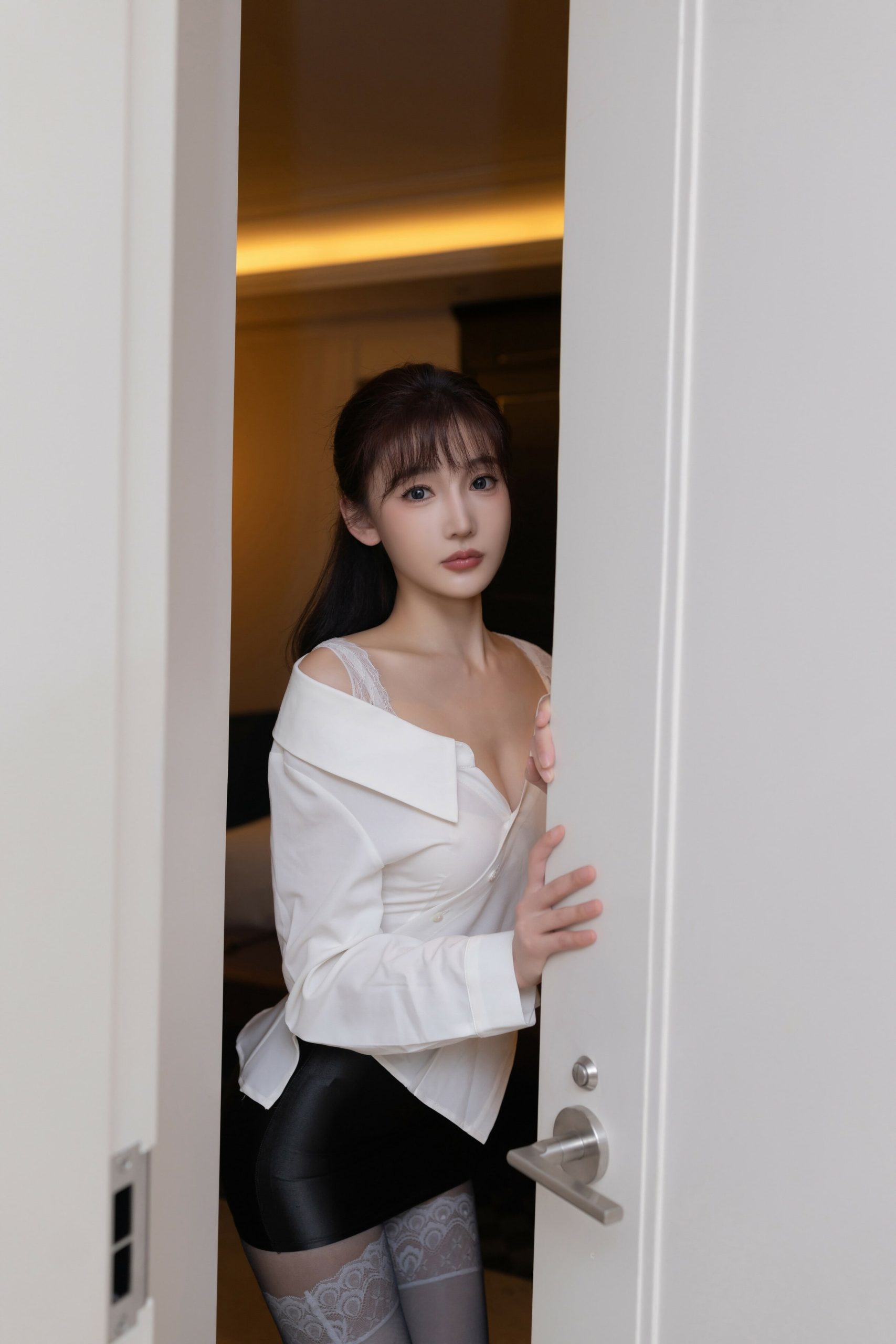 美女被虐吸奶动态图片