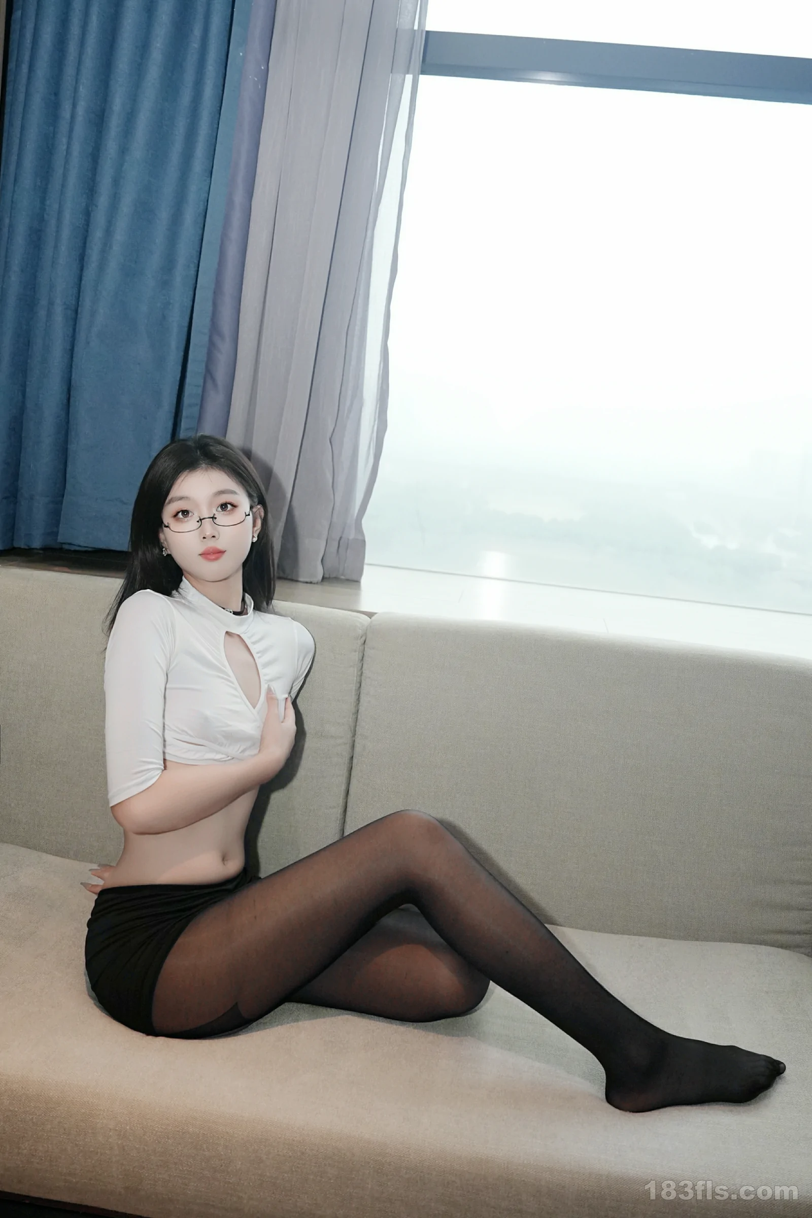 亚洲撩人嫩模徐微微全裸真人女性露p毛的高清图片(30)