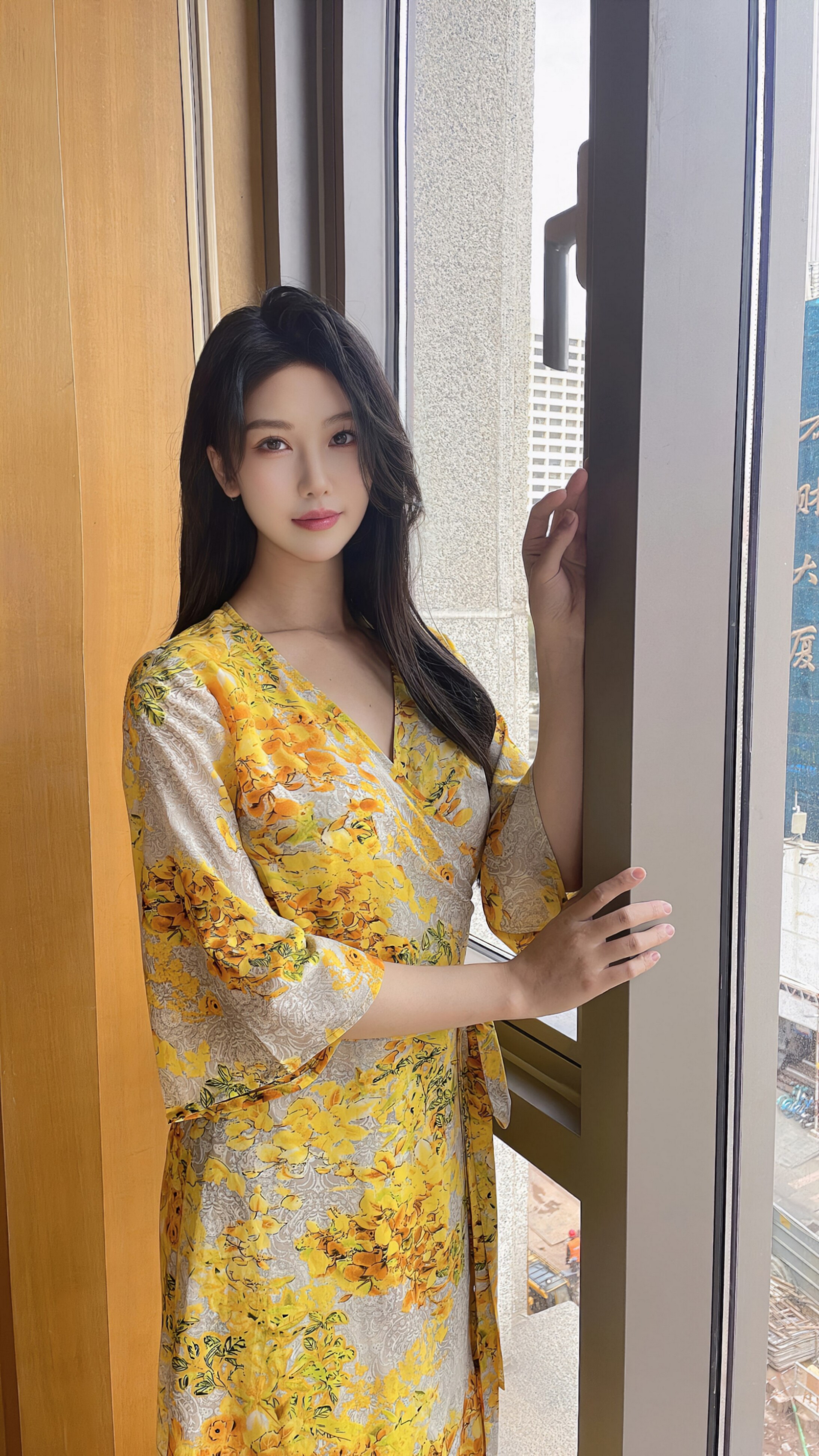 丰满诱人美女王俪丁透明内衣奶头无内大长腿写真