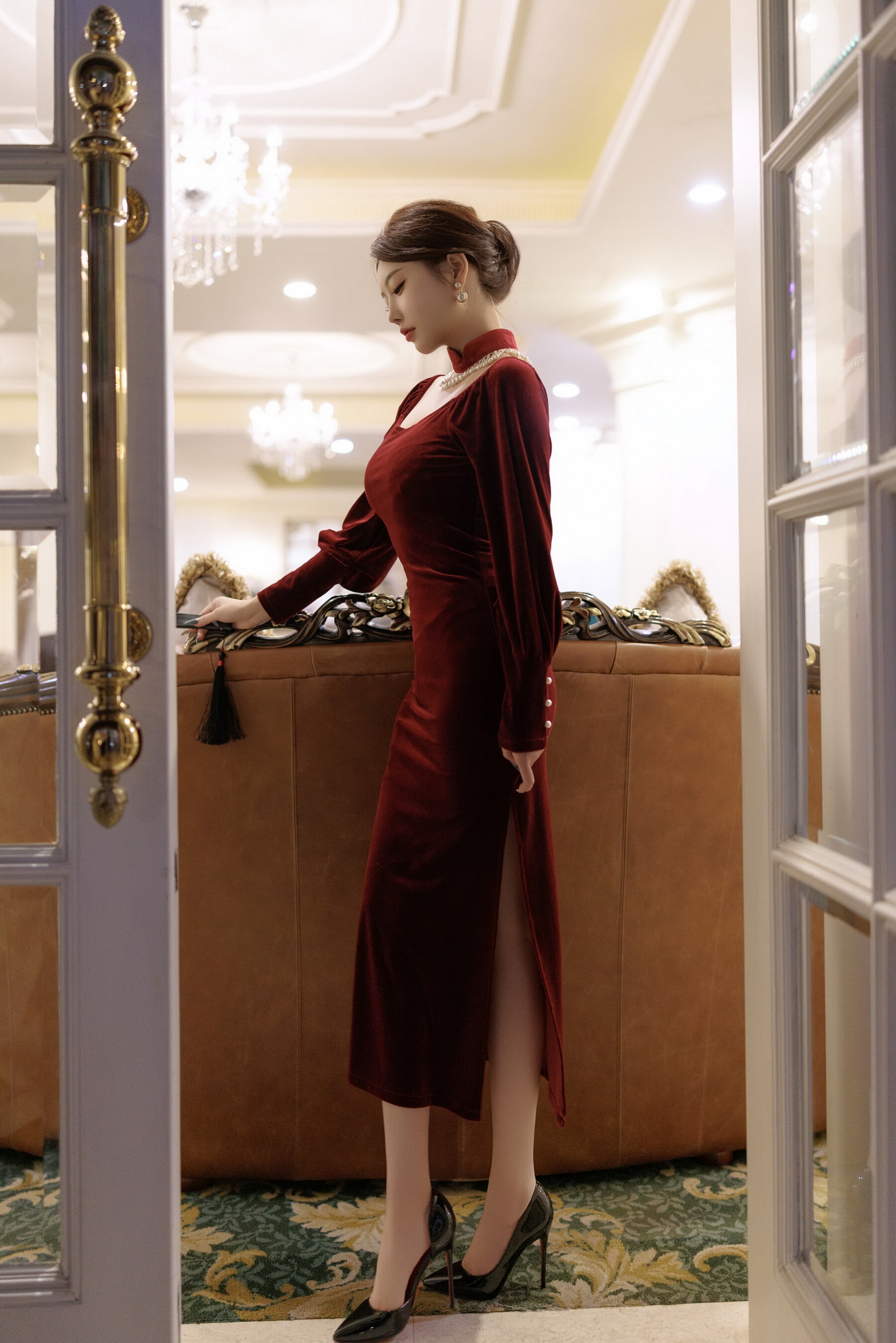 711人体美鮑模特娜露Selena第二套私房镂空情趣内衣写真 - 校園華人女星蔡伊林脫衣抖奶