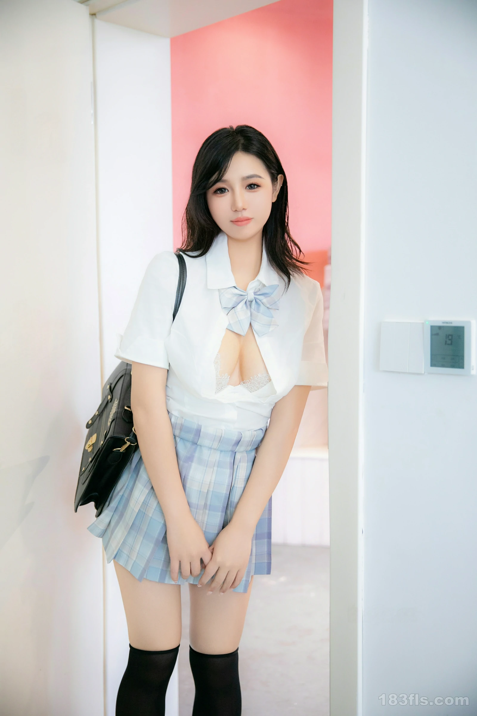 尤果网混血乖巧嫩模依依酥胸娇嫩迷人图片