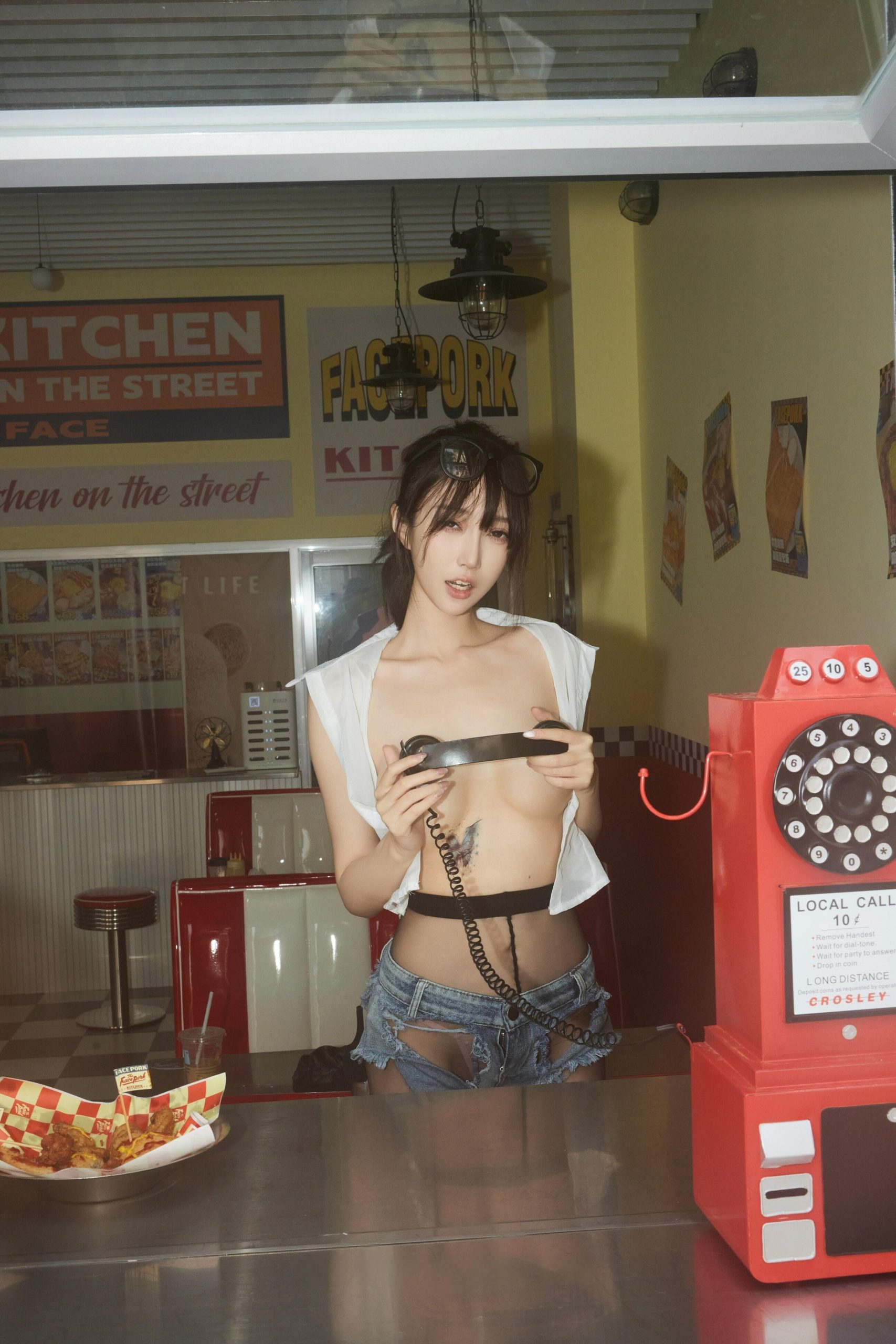 性感美眉Yuki颜瑜与小白马半裸艺术写真