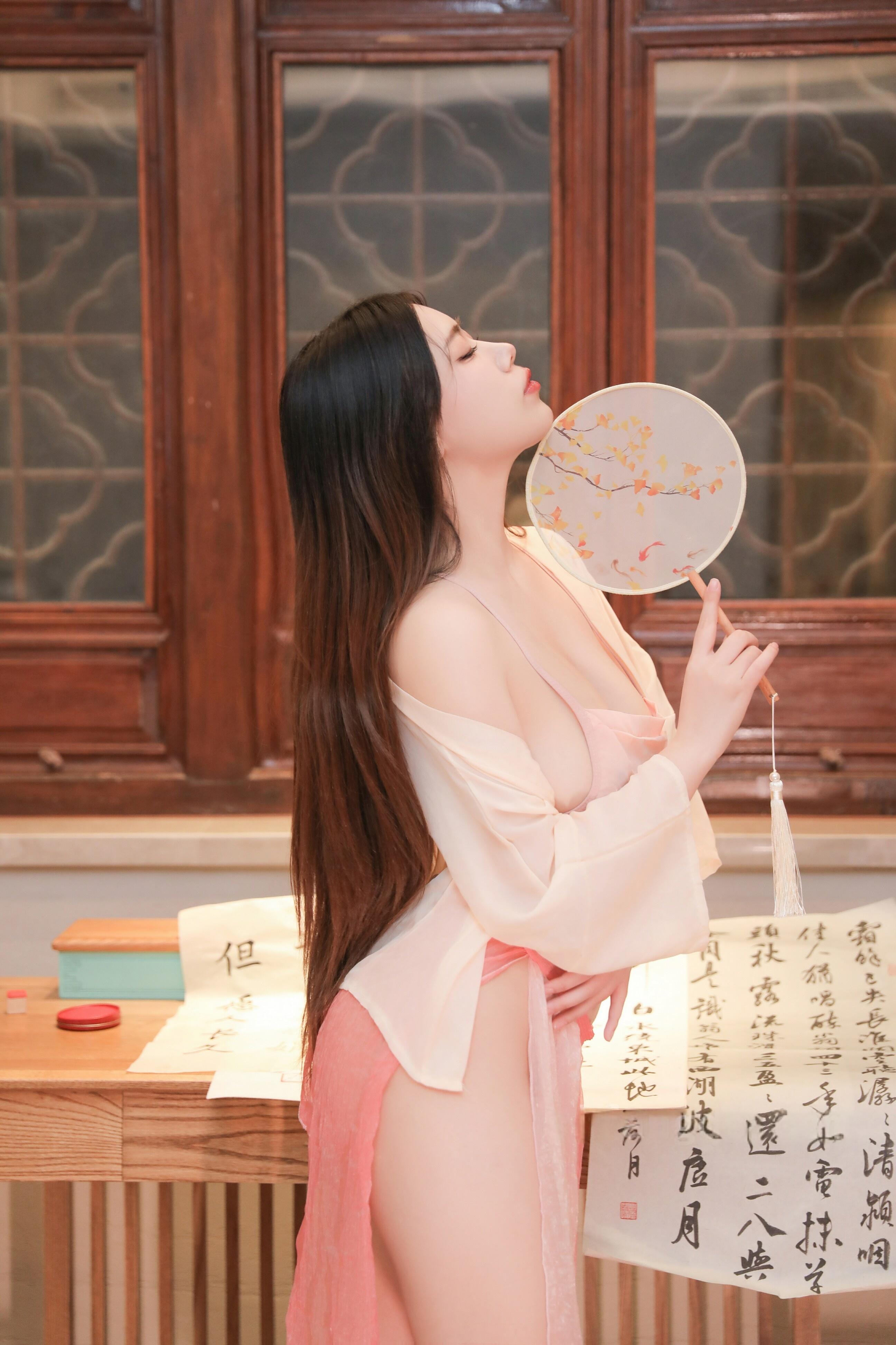 爆乳美女瑞莎玉体裸露大尺度密桃臀阴图片