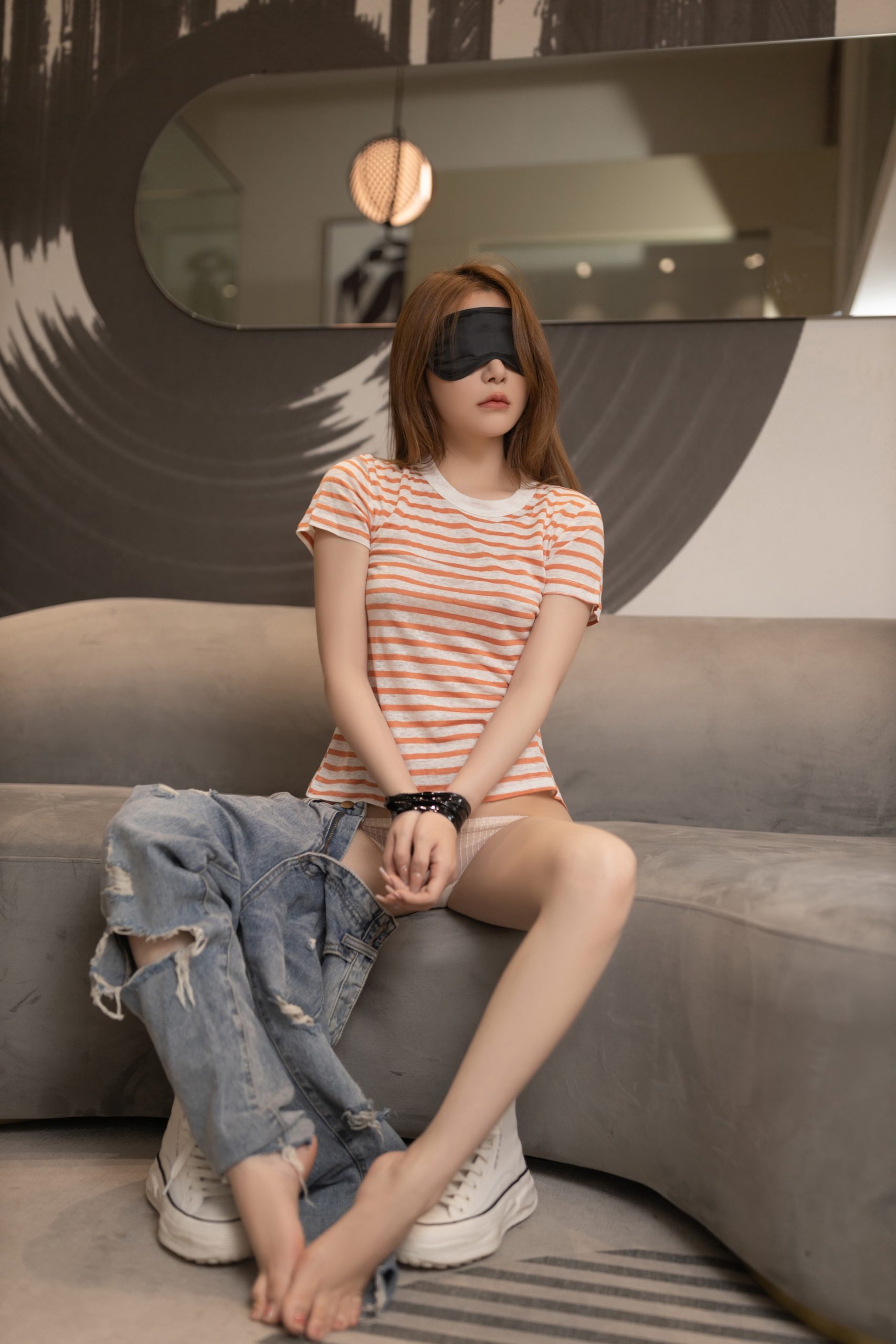 [ROSI写真] 桃色翘臀美女空姐酒店黑丝大胆诱人姿态