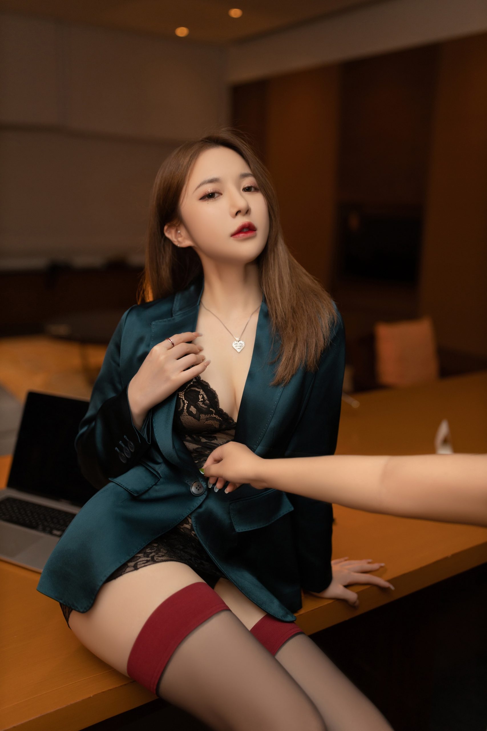 蛇腰翘臀女孩小热巴扒开粉嫩的小缝美腿私房诱惑图片 - 抖阴风解说