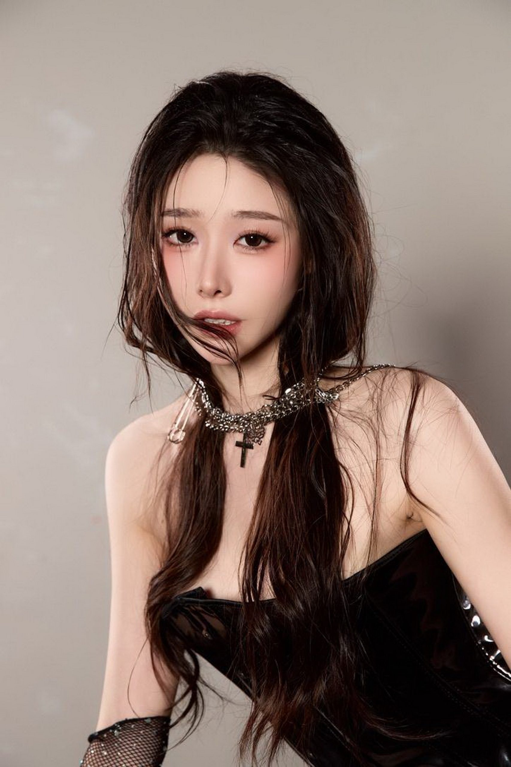 尤果网巨乳肥臀少妇大尺度情趣内衣奶大B紧17p人体写真