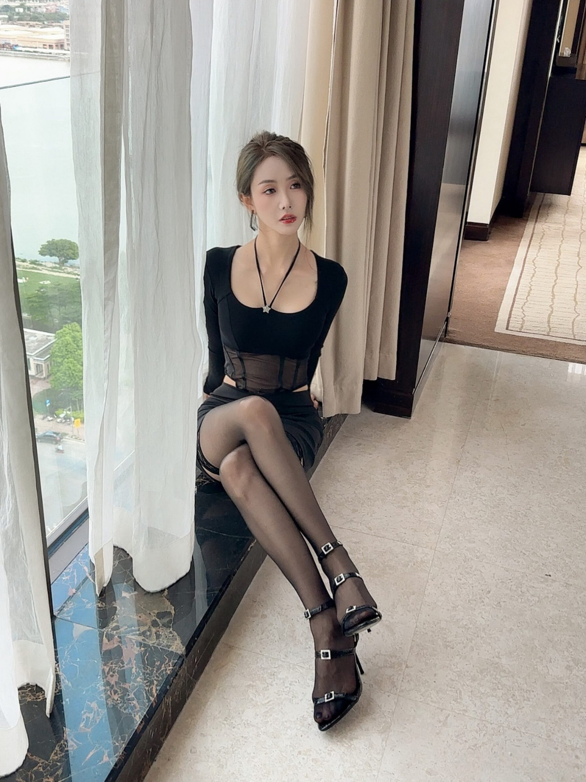 街拍性感超短裙美眉打底裤都露出来啦 - 今日全