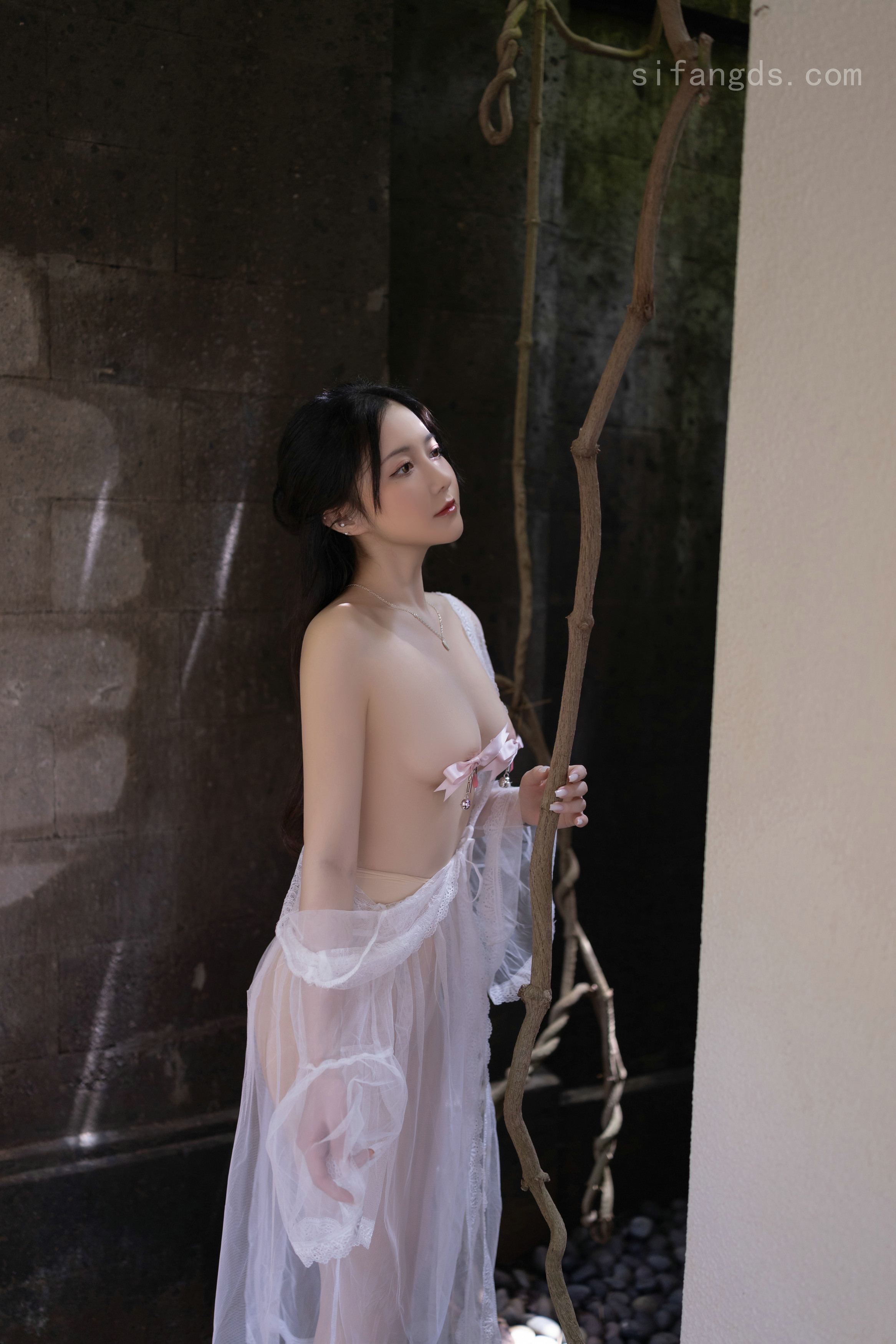 好笑的动态图片之憋笑的严重后果 - 餐廳打工少女被店長下藥