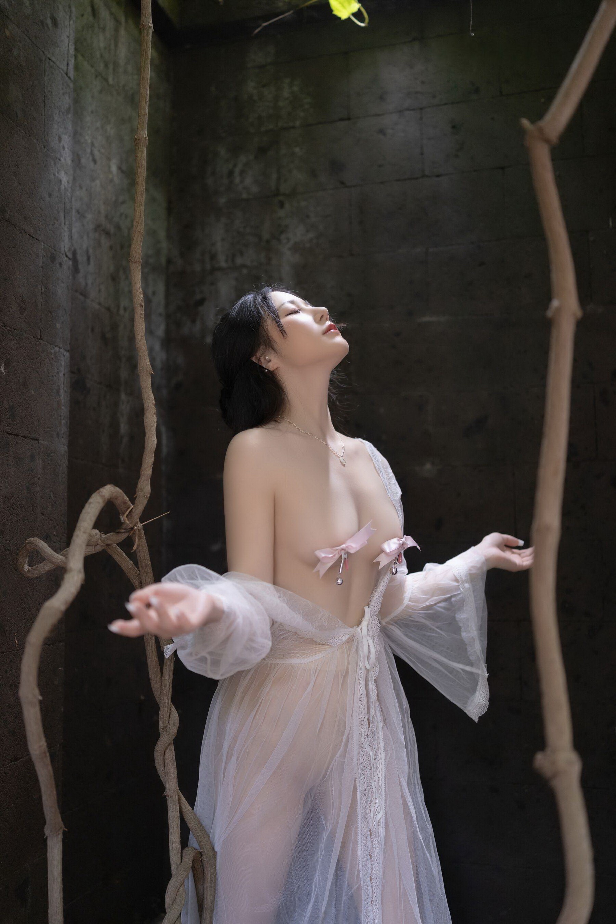 六六人体美臀少妇俞夕梦黑丝大胆祼体验艺术写真