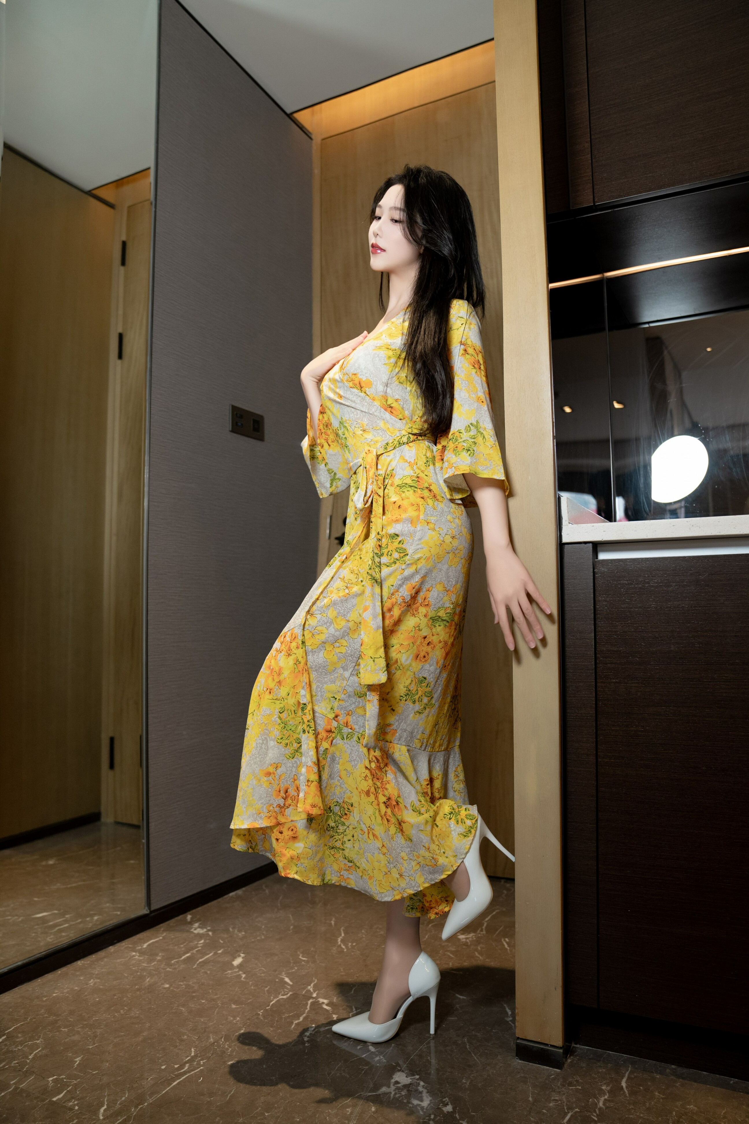 天天人体大胸妹子尹菲粉色透视装大胆人人体艺术写真