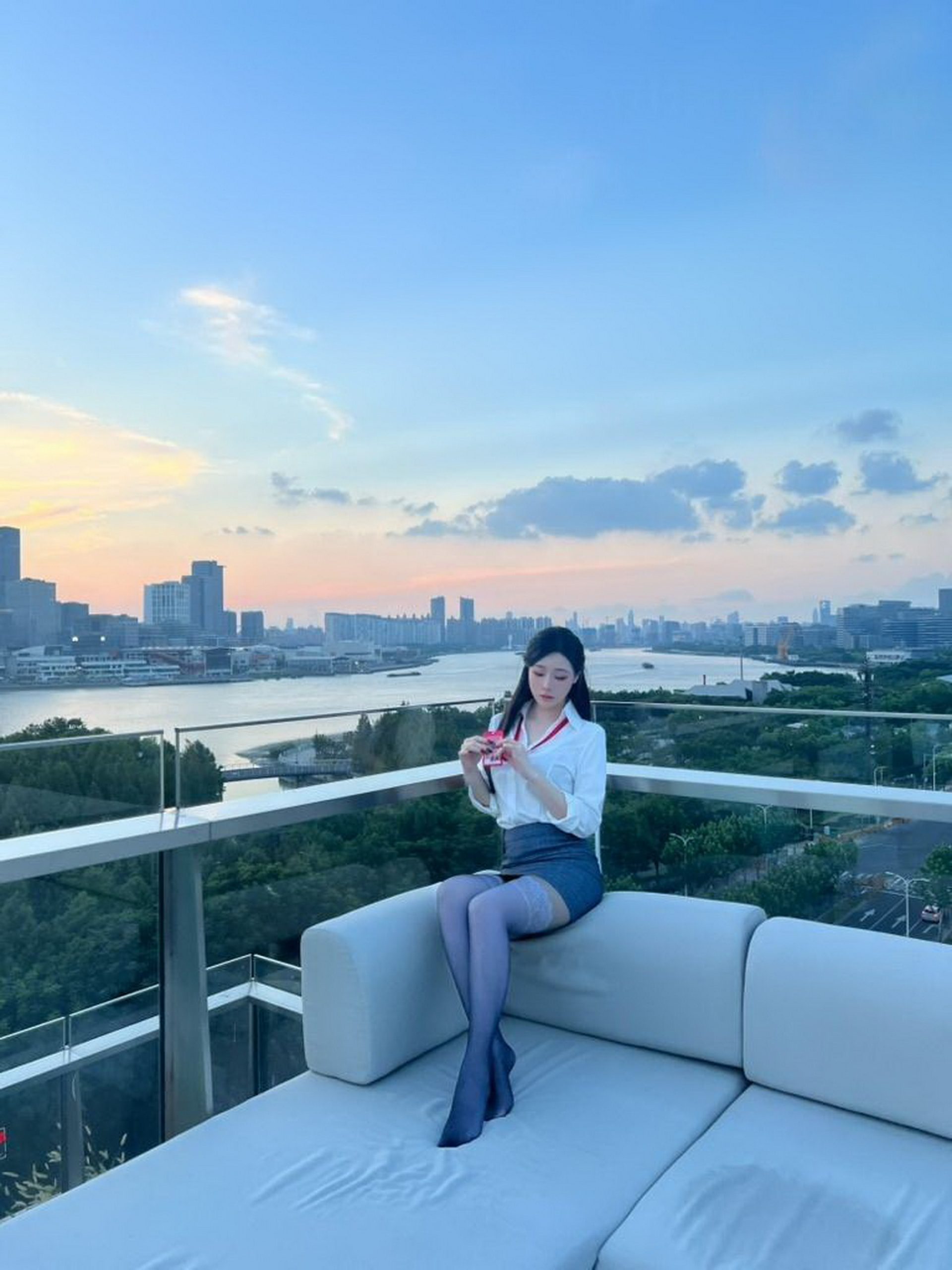 丽柜美束美女南湘baby全裸手遮私处人体艺术写真