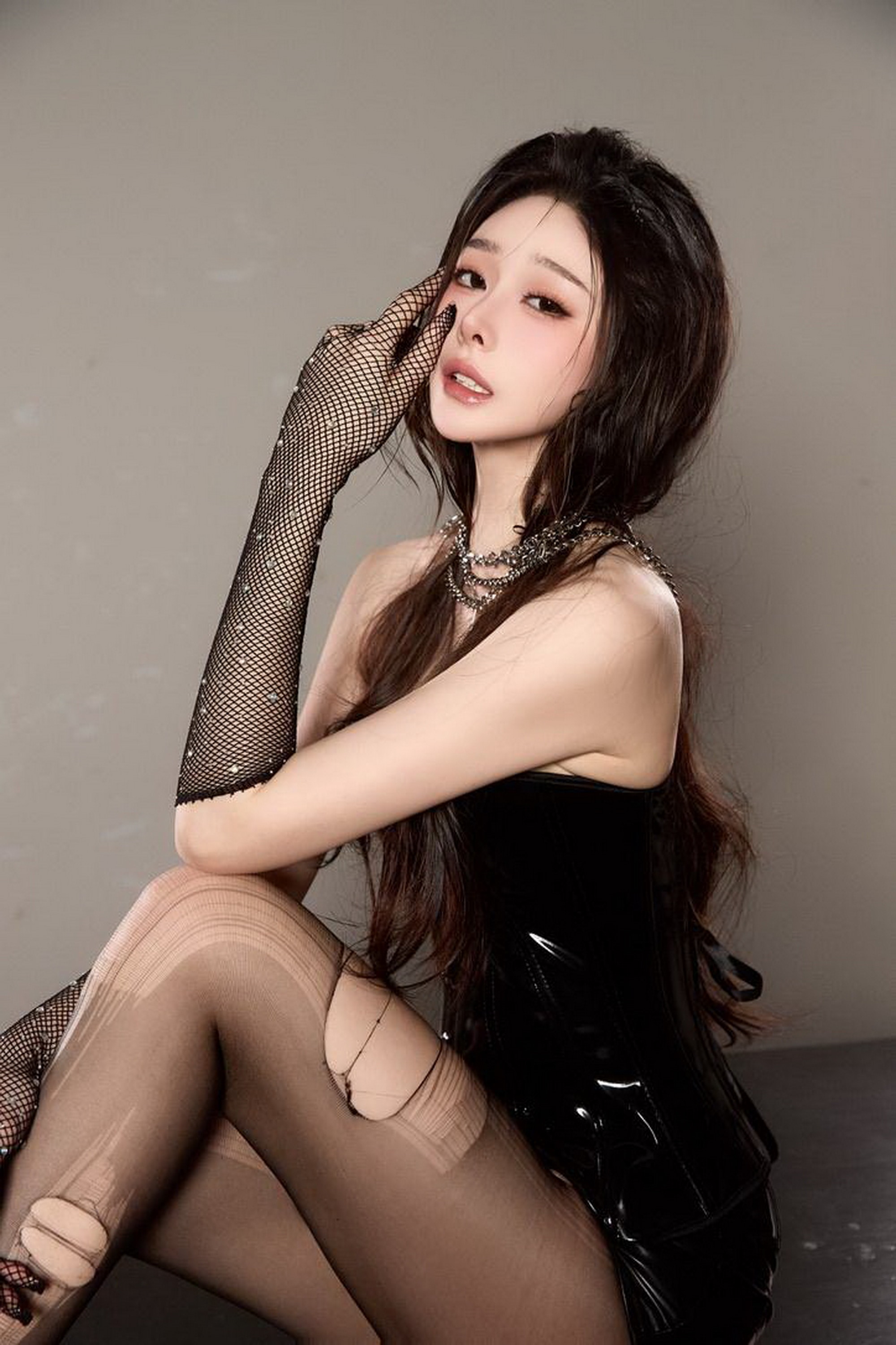 台湾丝袜美腿模特Miki玉女横陈写真