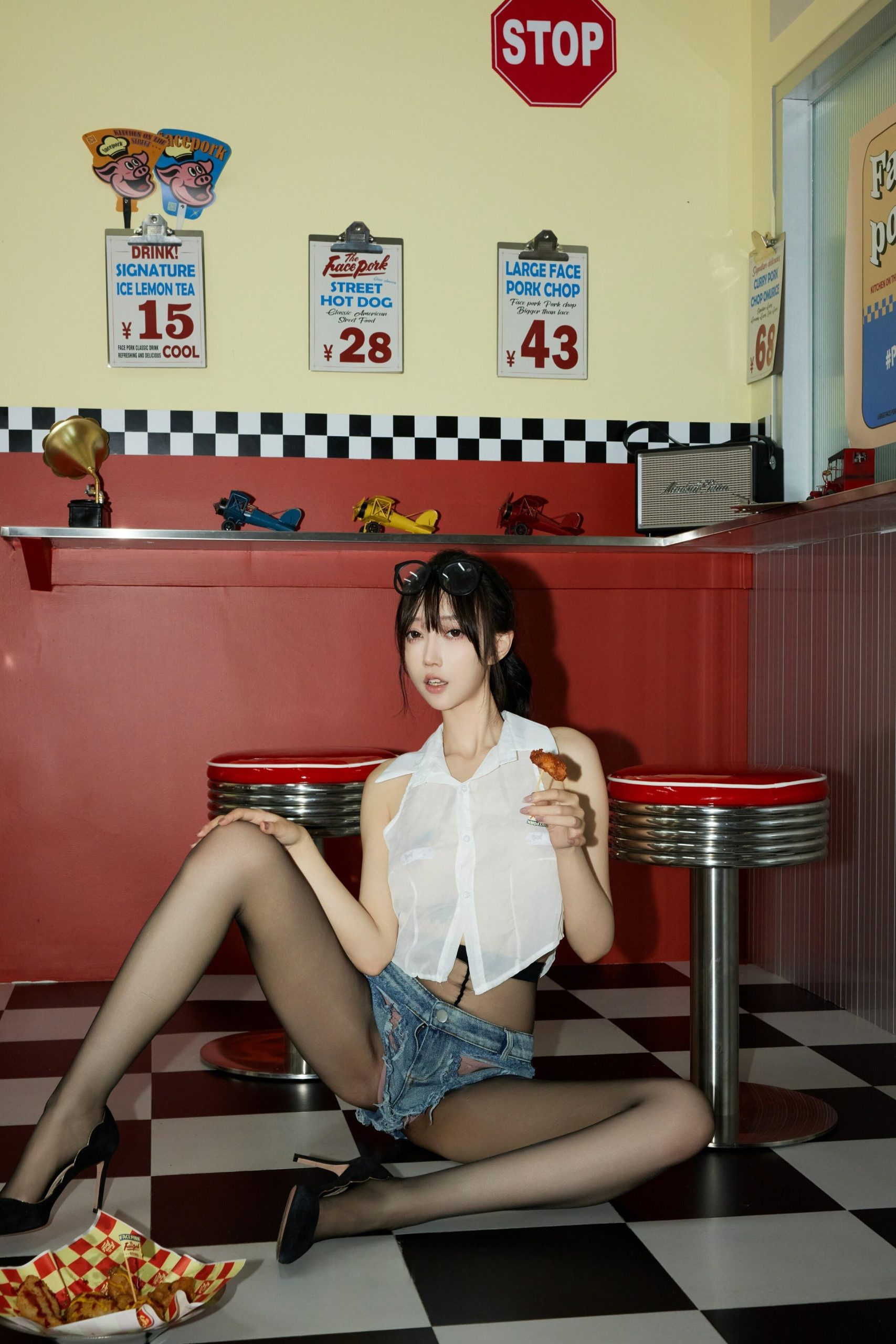 嫩白美女Luna超短热裤翘臀美腿清纯劲爆