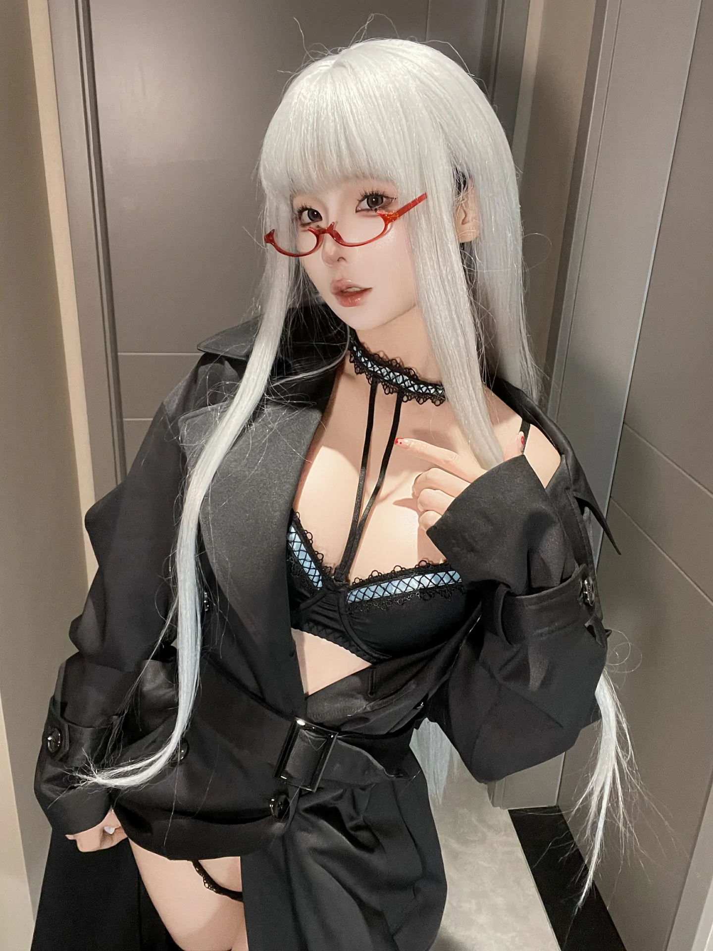 [ROSI写真] 桃色翘臀美女空姐酒店黑丝大胆诱人姿态