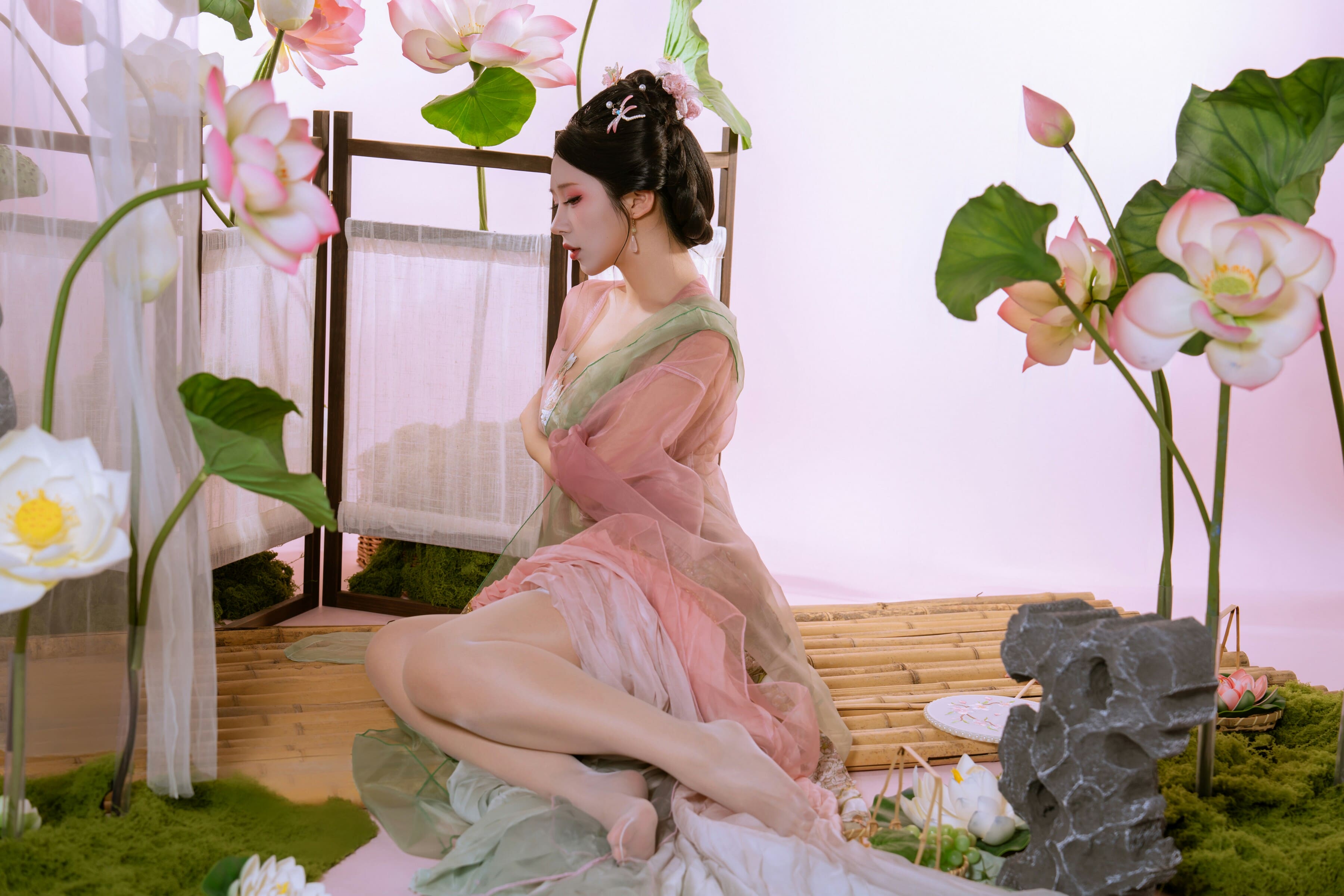 丽柜美束美女南湘baby全裸手遮私处人体艺术写真