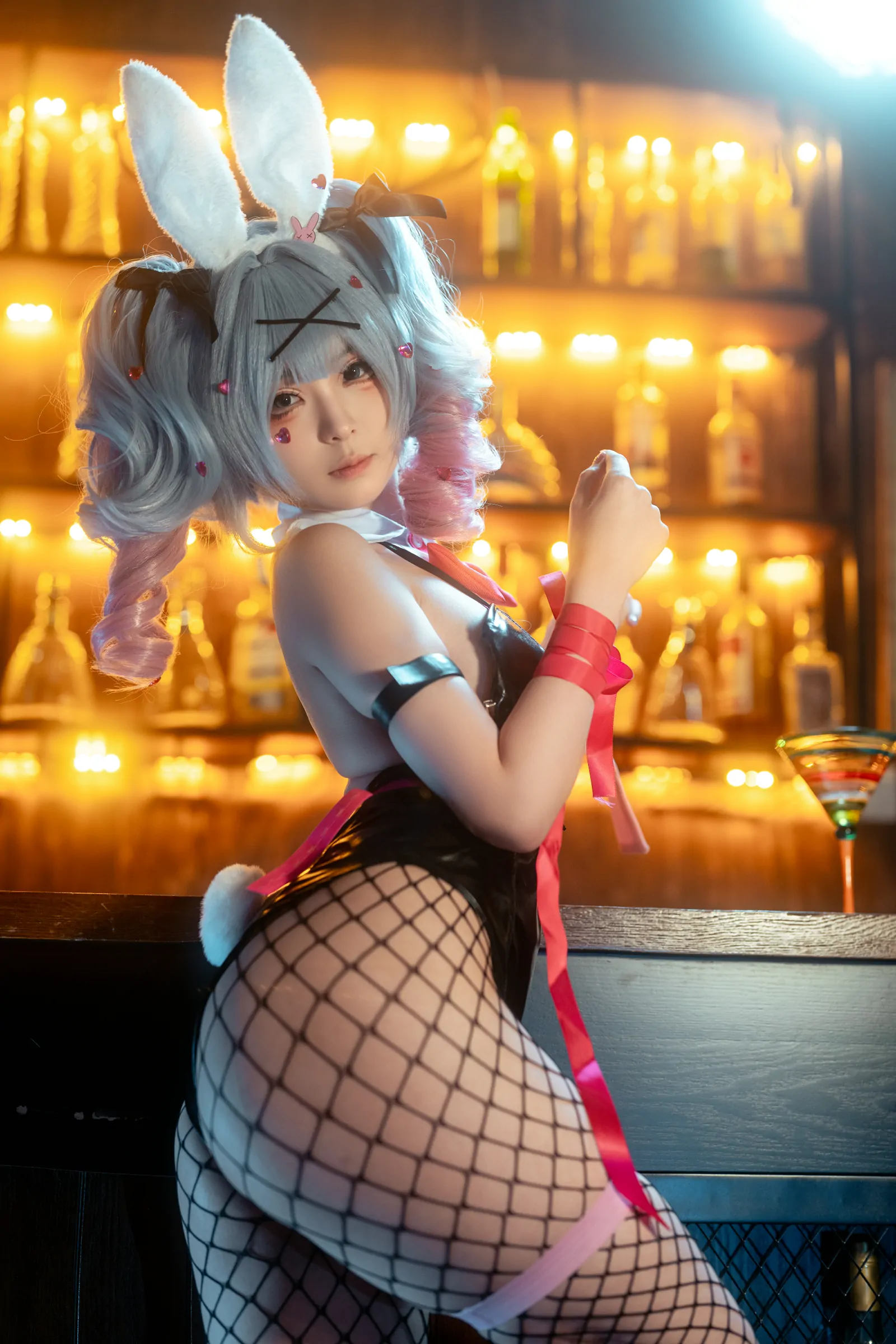 动漫美女被袭胸比基尼图片