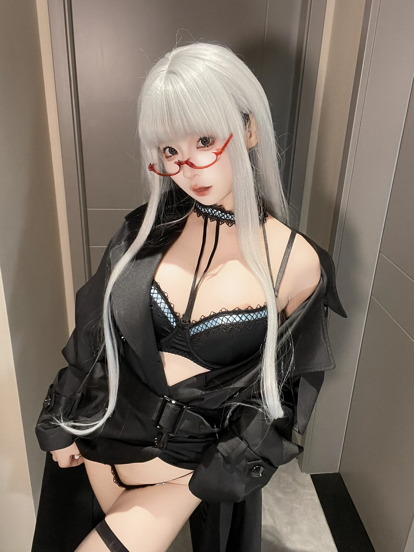 丽柜美束美女南湘baby全裸手遮私处人体艺术写真