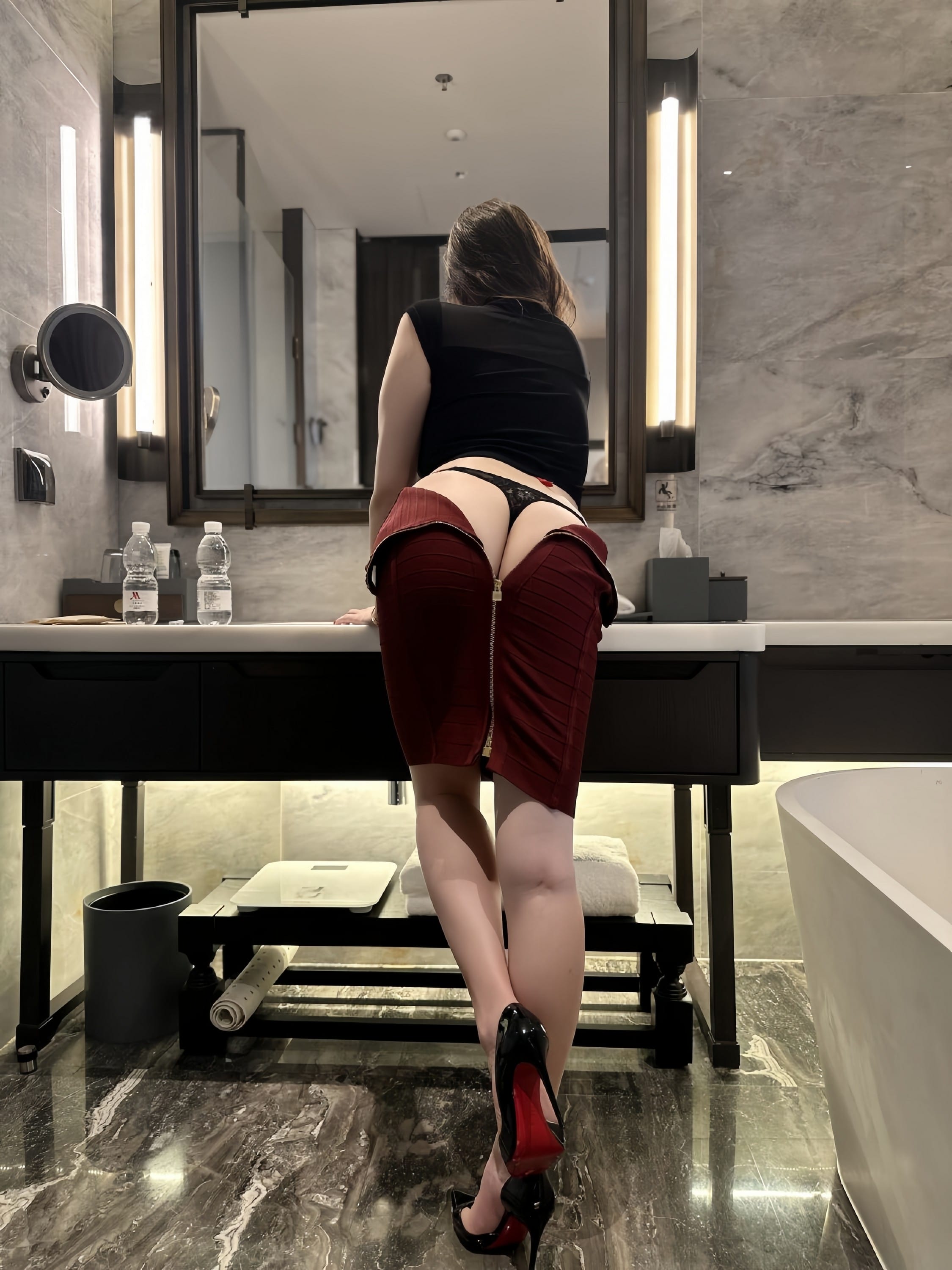 88艺术网混血肚兜美女哈拿床上全裸艺术人体写真