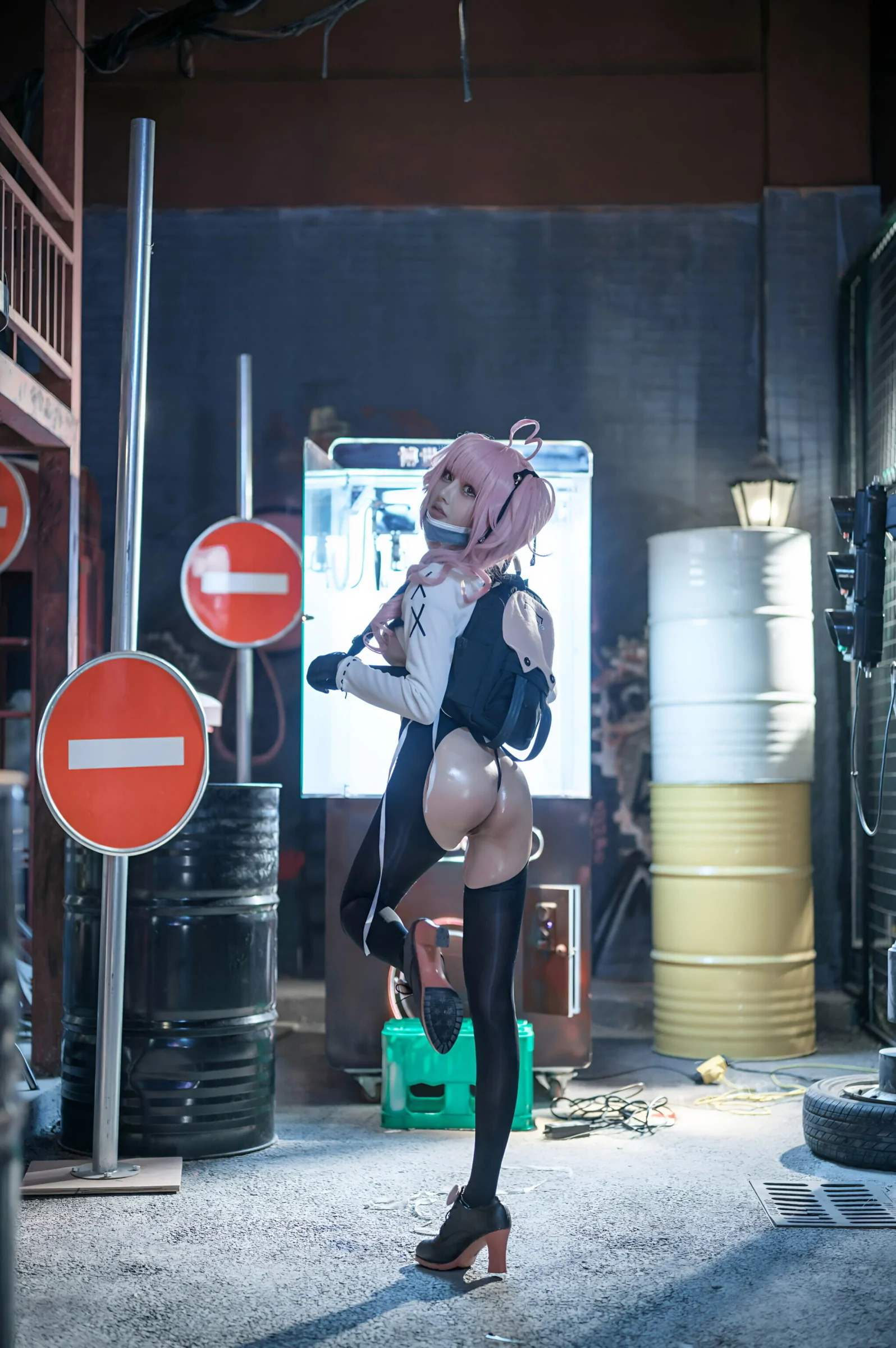 名器尤物短发美妇陈圆圆污到下面滴水的裸胸人体图