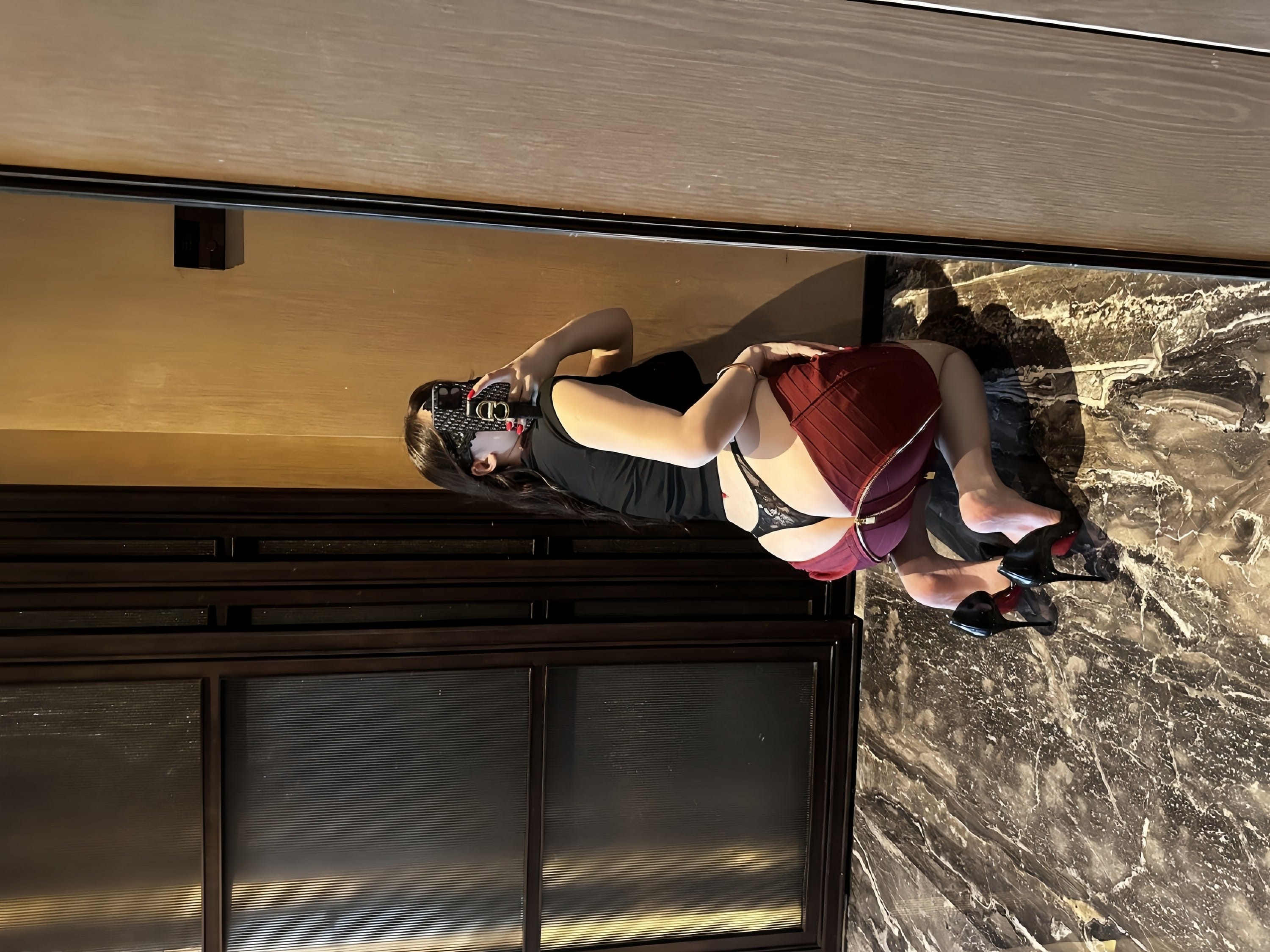 街拍性感超短裙美眉打底裤都露出来啦