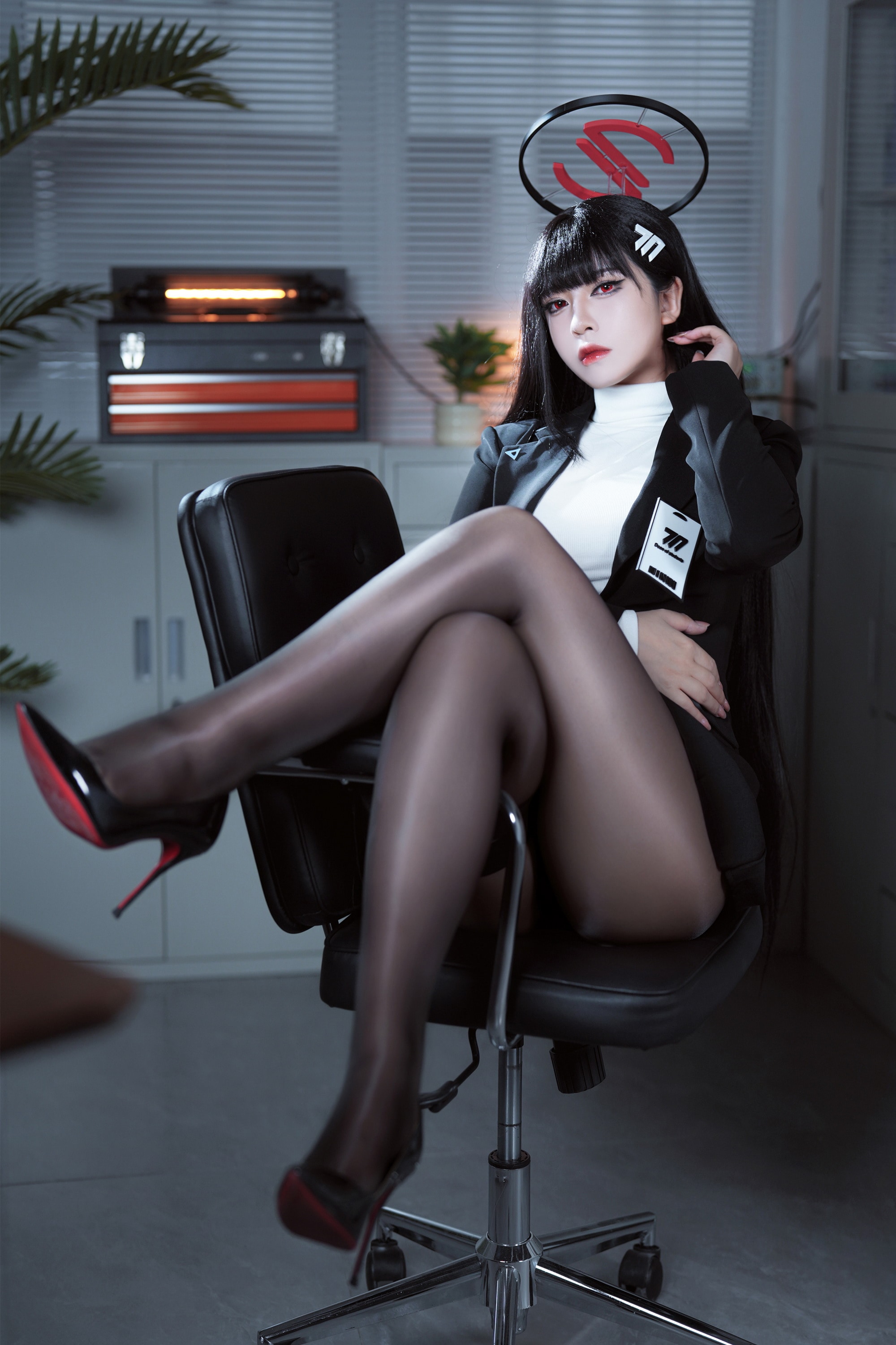 丰满裸胸美女徐微微巨大嫩乳露100%奶头的美女图片