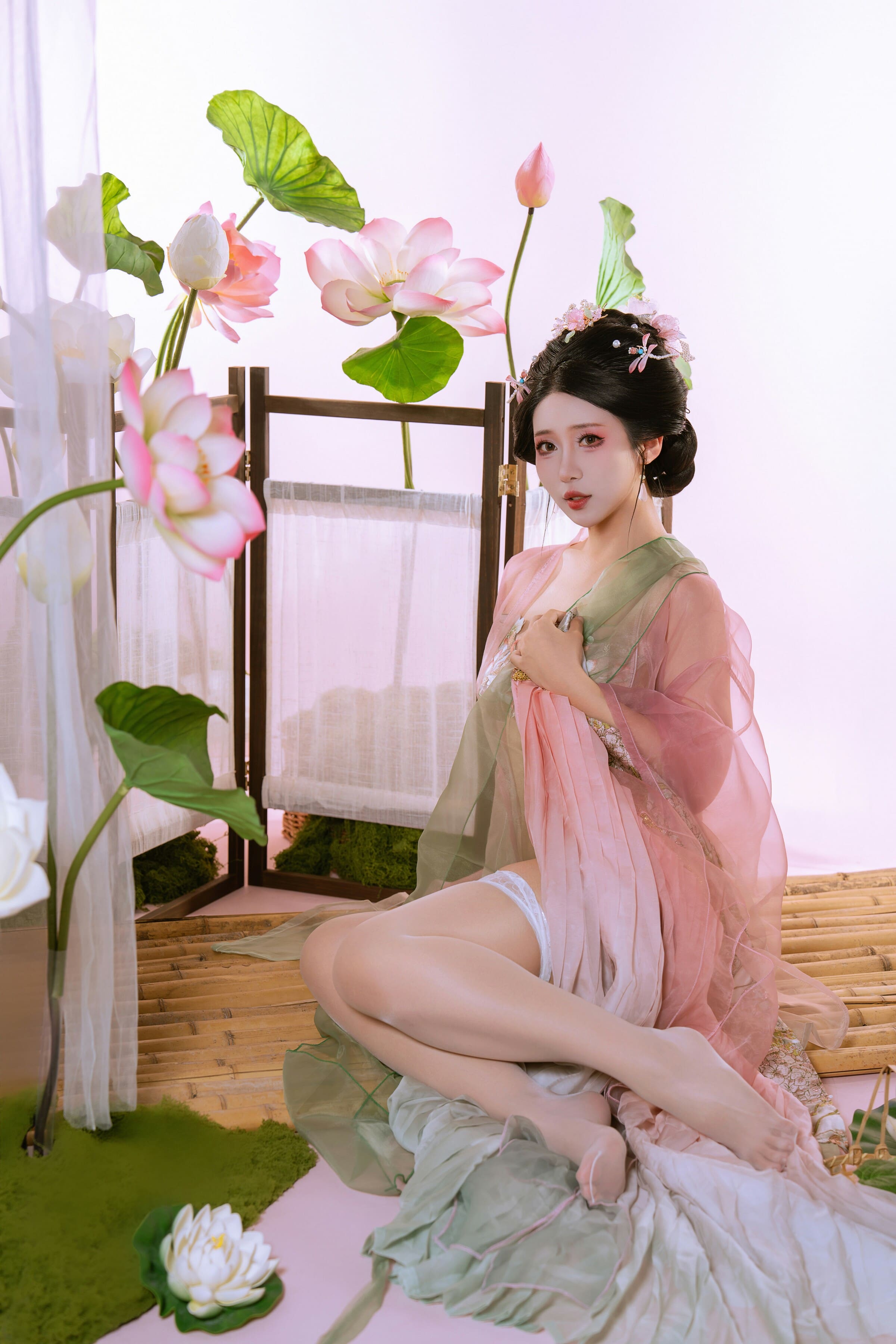 [爱尤物]珞可可真空超级巨乳正面掰阴给你看私房写真 - 车模女神撸撸