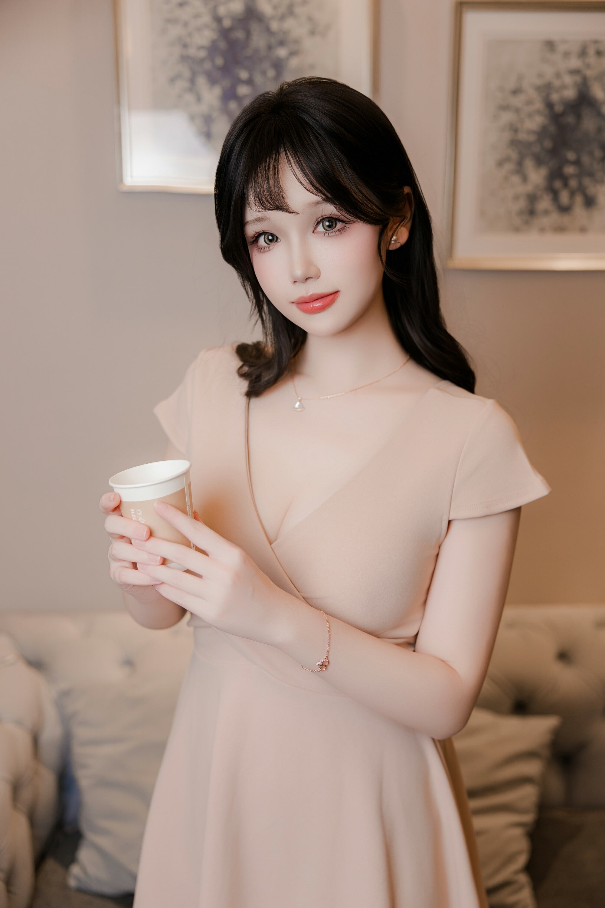 性感美眉Yuki颜瑜与小白马半裸艺术写真