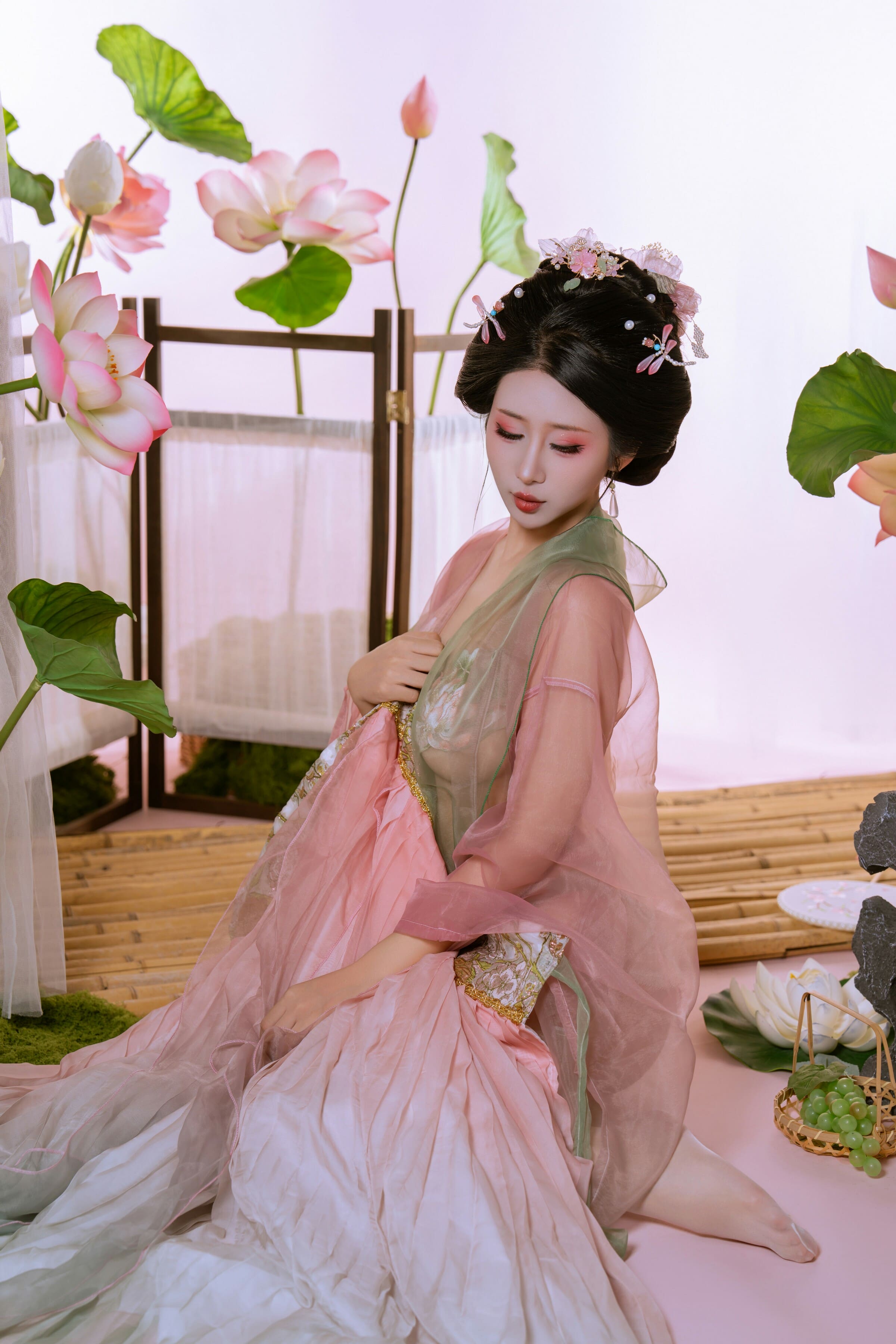 [ROSI写真] 桃色翘臀美女空姐酒店黑丝大胆诱人姿态