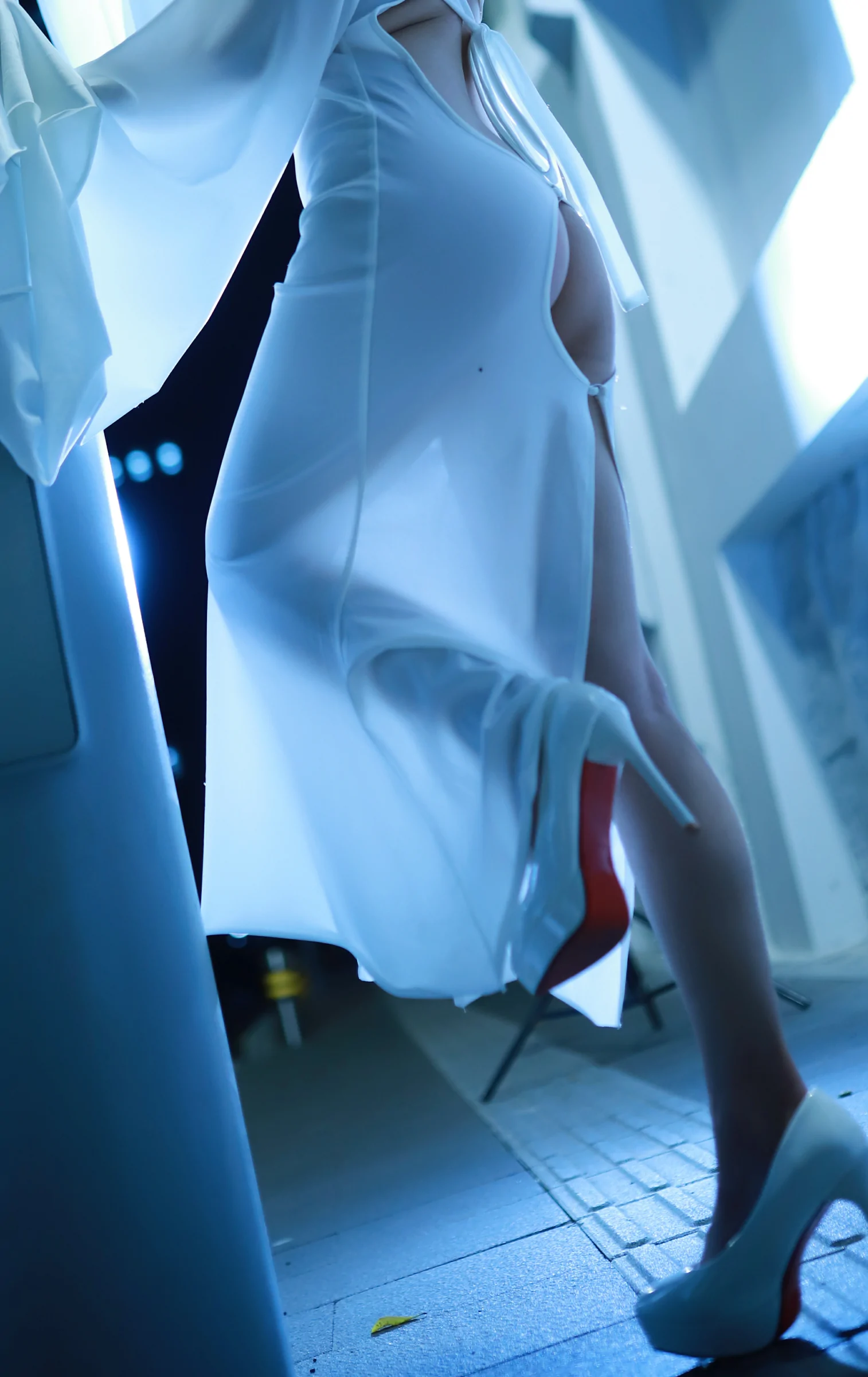 名器尤物短发美妇陈圆圆污到下面滴水的裸胸人体图